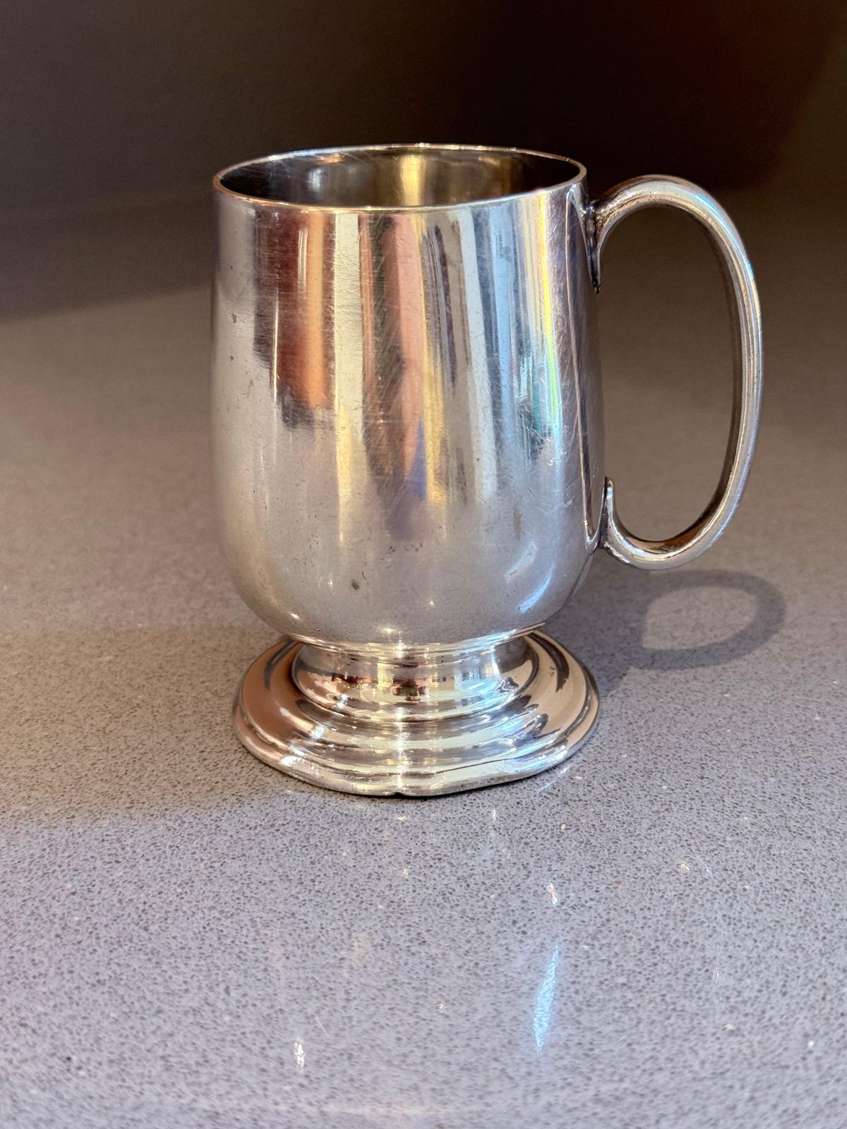 Vintage Engelse verzilverde tankard mok, elegante voet, pewter stijl theekop photo vintage