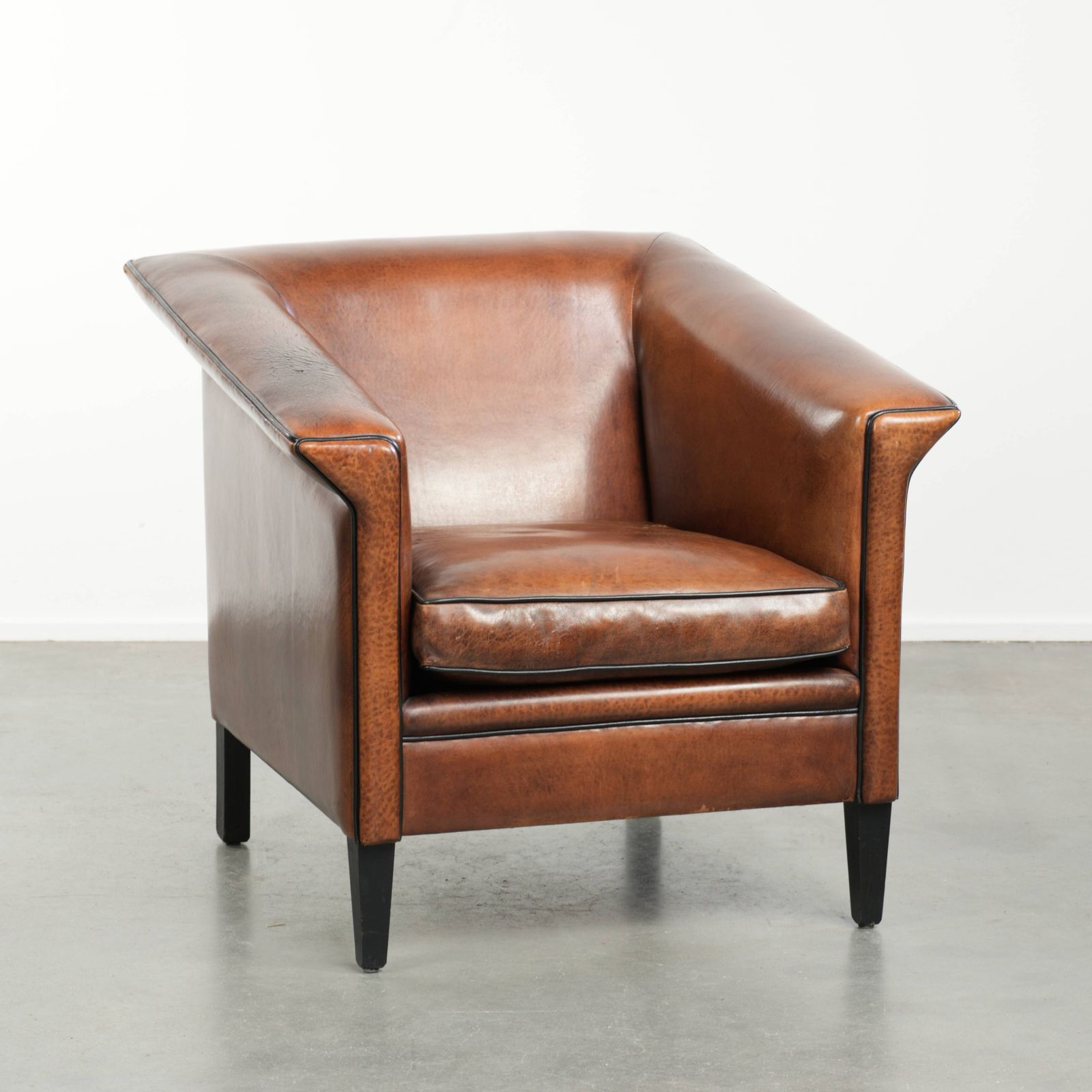 Strakke Art Deco Fauteuil Met Schapenvacht Bekleding, Zwarte Biesjes En Een Mooie Warme Kleur
