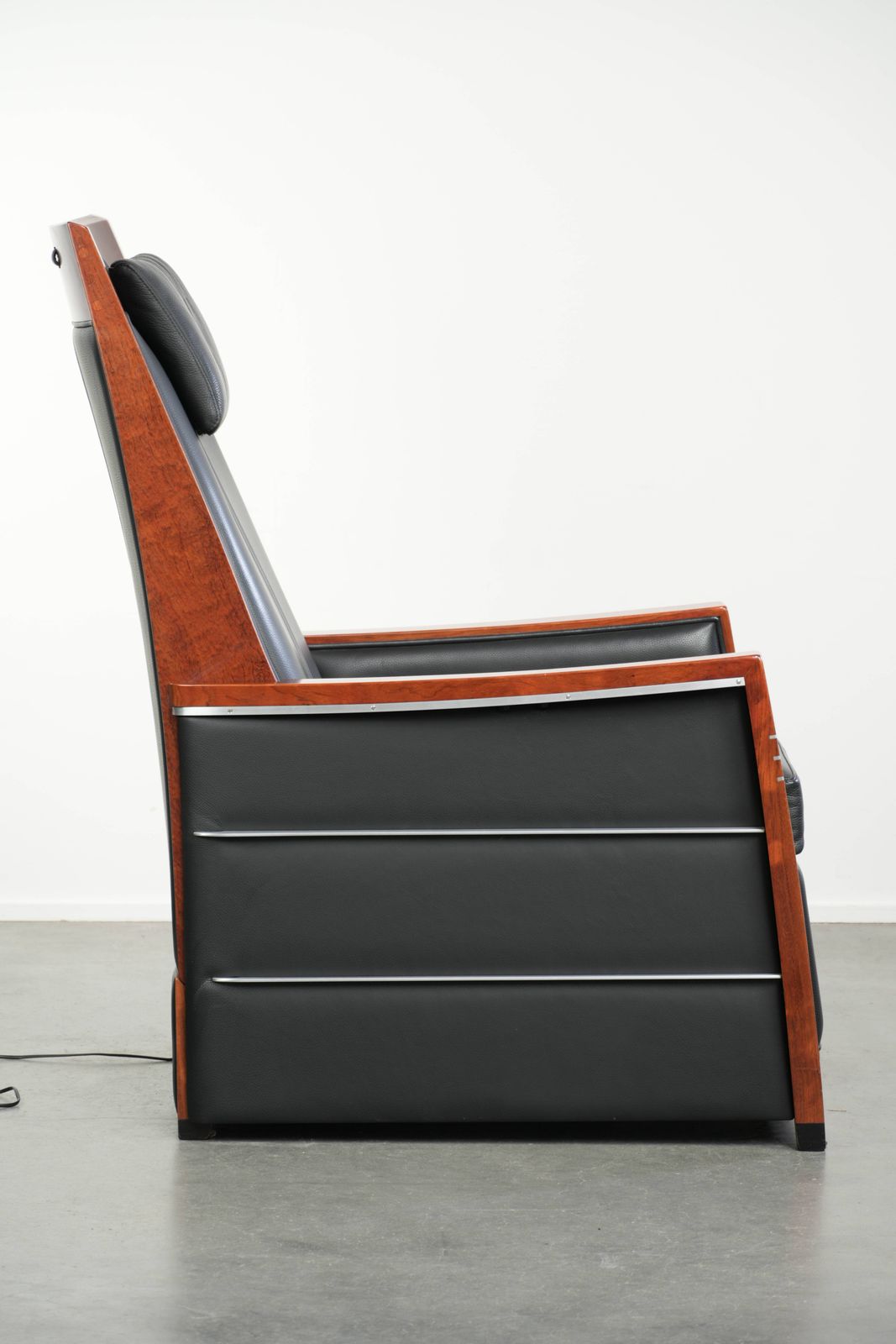 Luxury Electrically Adjustable Schuitema Art Deco Design Recliner From The Decoforma Series With Black Cow Leather photo for sale