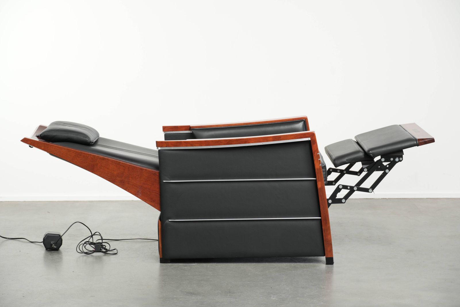 Luxury Electrically Adjustable Schuitema Art Deco Design Recliner From The Decoforma Series With Black Cow Leather photo Furniture