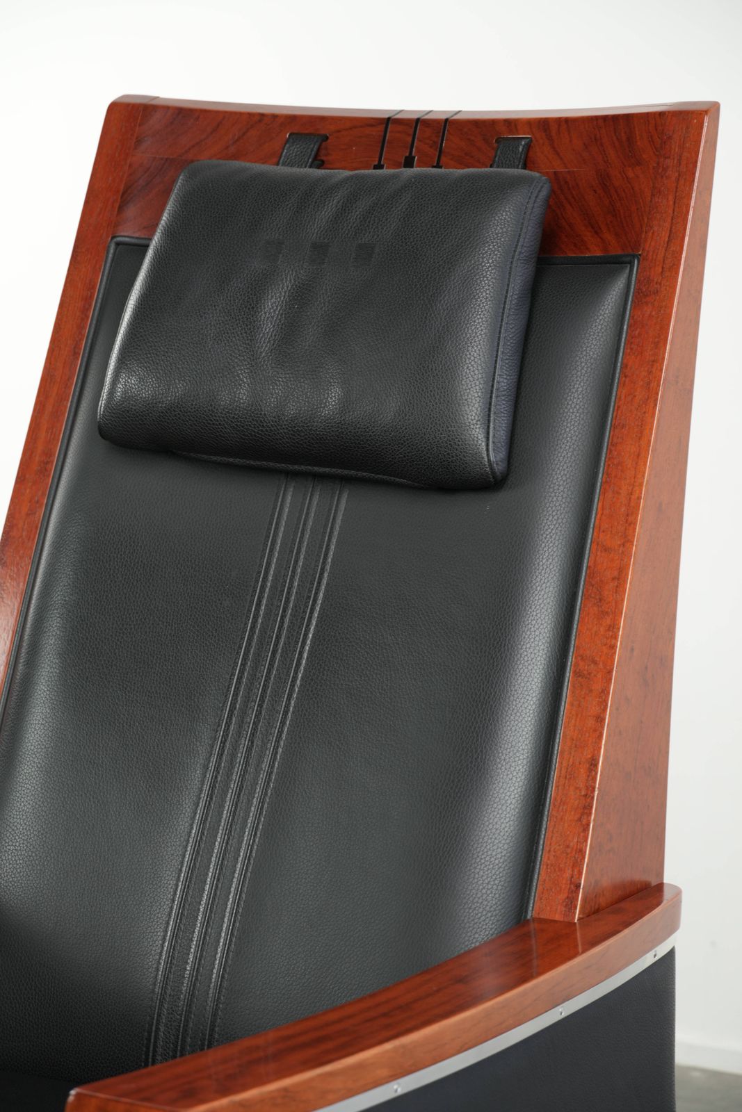 photo buy Luxury Electrically Adjustable Schuitema Art Deco Design Recliner From The Decoforma Series With Black Cow Leather