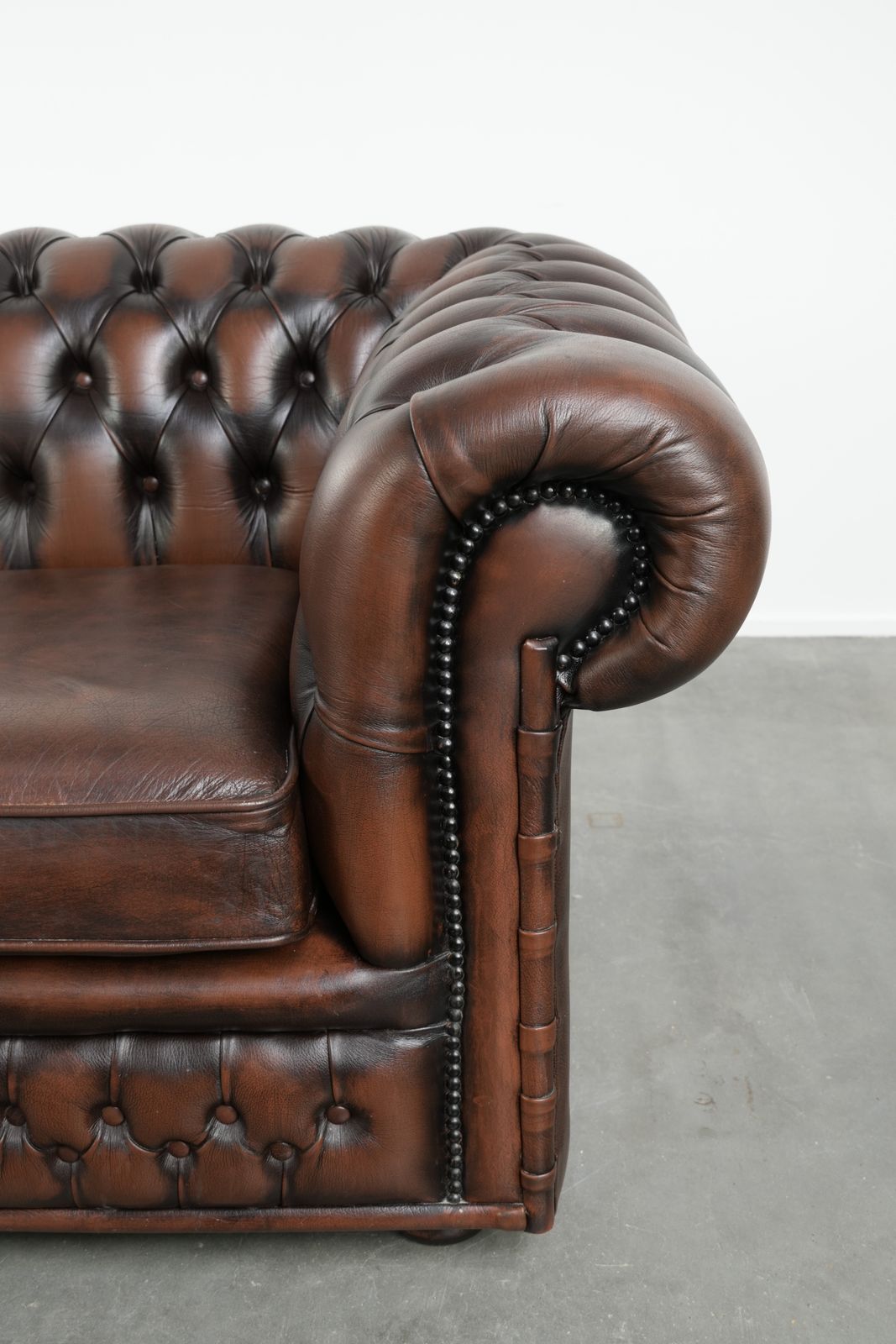 photo furniture Lovely English Style Cowhide Leather Chesterfield 2 Seater Sofa In A Beautiful Timeless Brown Color.
