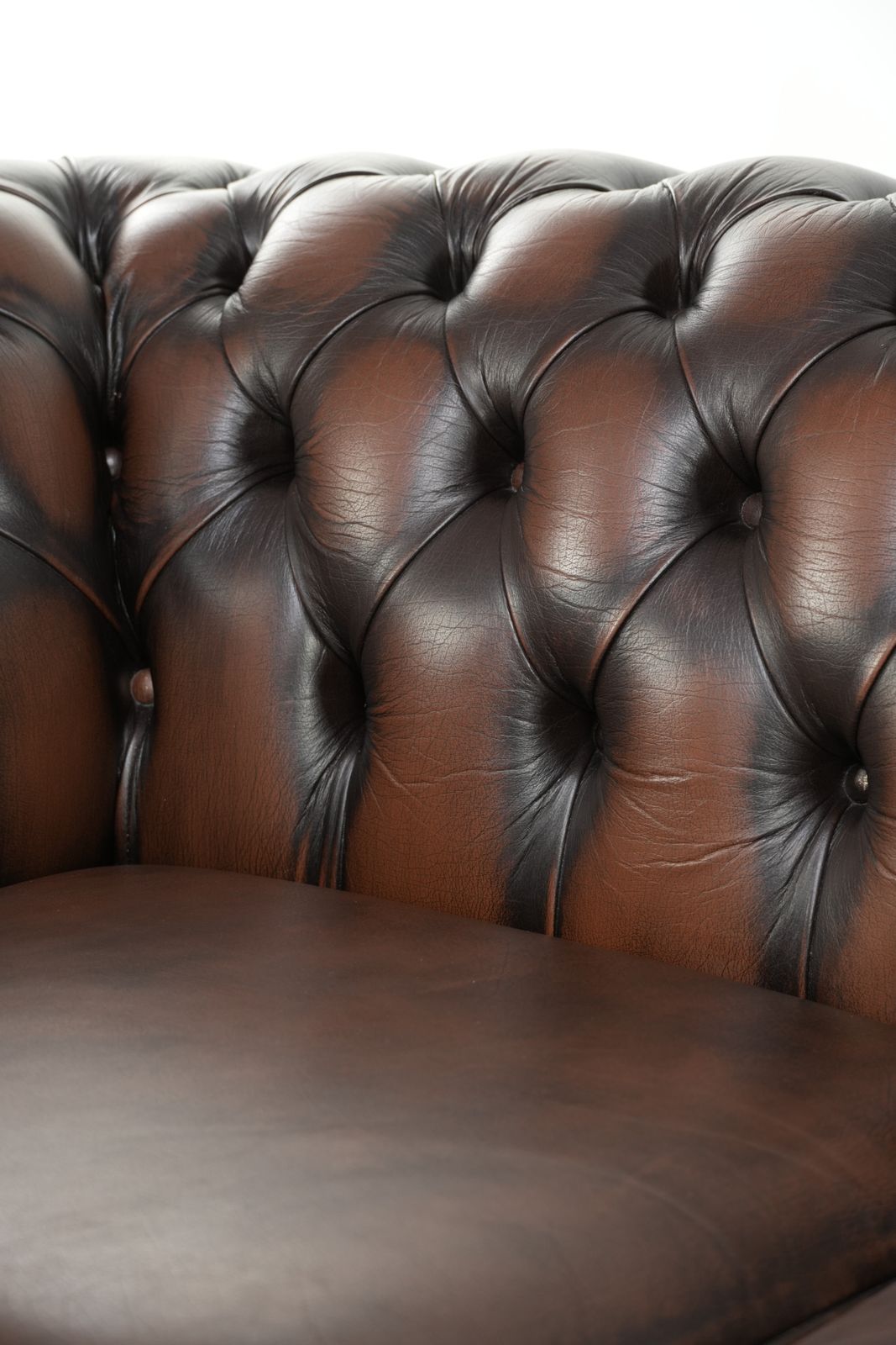 Furniture Lovely English Style Cowhide Leather Chesterfield 2 Seater Sofa In A Beautiful Timeless Brown Color. photo