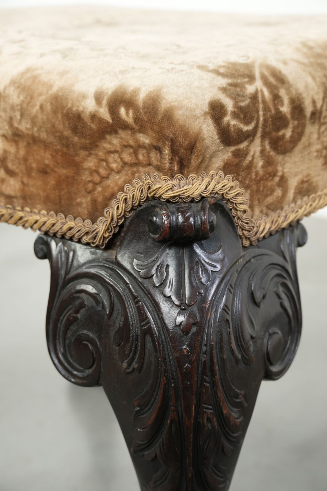 photo furniture Antieke Nederlandse Zitpoef/Ottoman uit de 18e Eeuw met Fluwelen Bekleding, Fraai Houtsnijwerk en Klauwtjesvoeten.