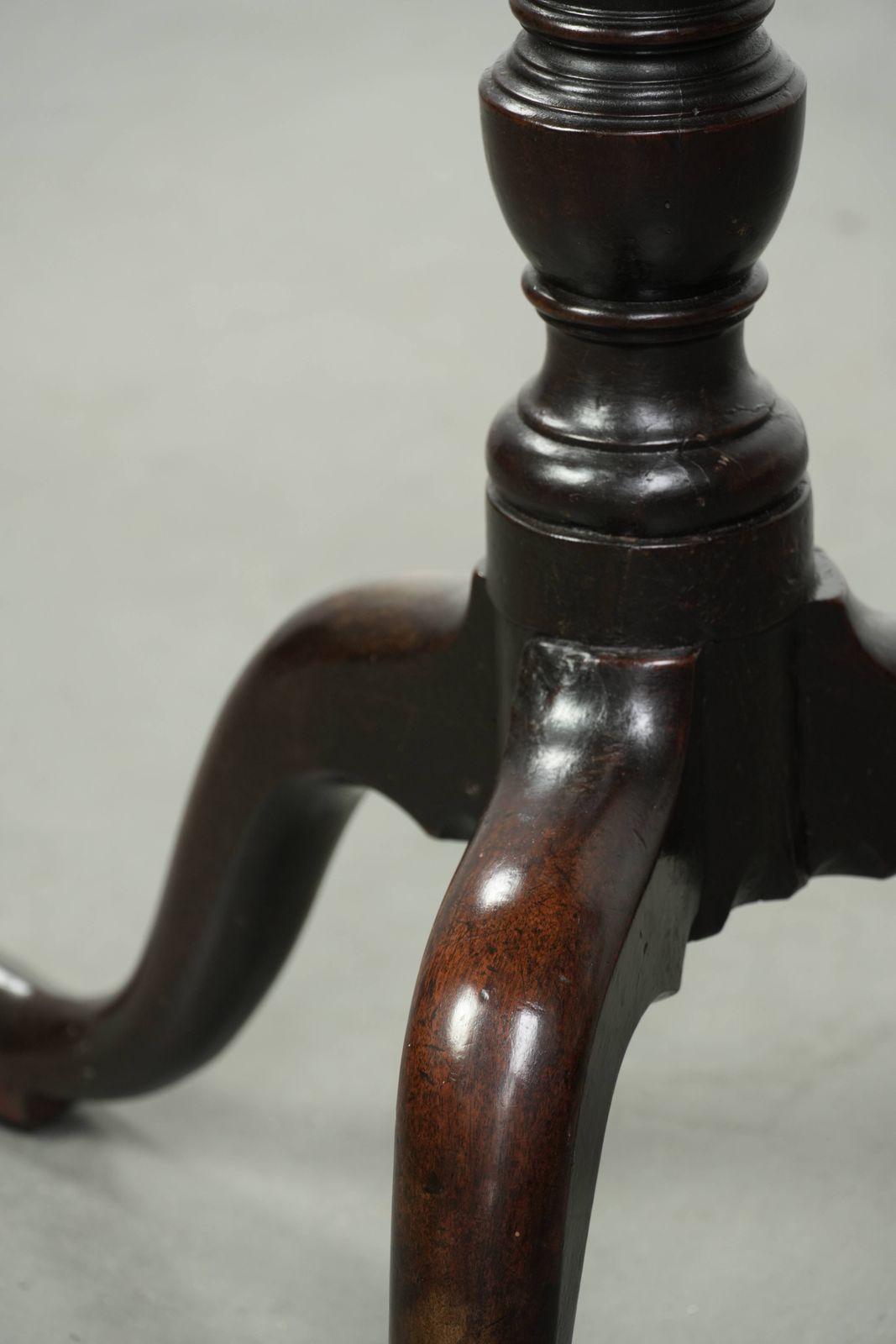 Charming Antique English Round Side/Wine Table From The Late 18th/Early 19th Century With A Beautiful Deep And Warm Patina. photo vintage