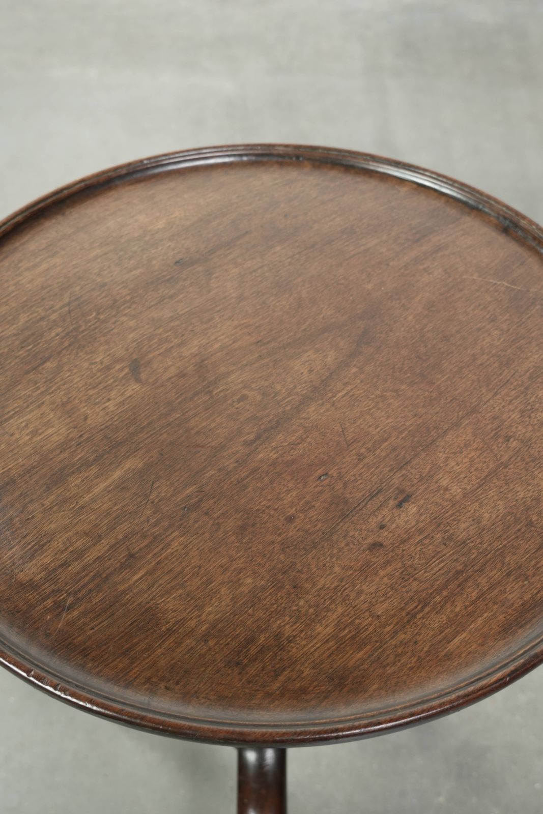 photo furniture Charming Antique English Round Side/Wine Table From The Late 18th/Early 19th Century With A Beautiful Deep And Warm Patina.