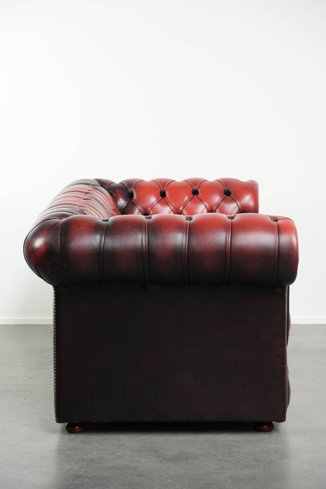 Beautiful English Chesterfield 2.5/3 Seater Sofa Made Of Cow Leather In A Luxurious Red Color. photo furniture
