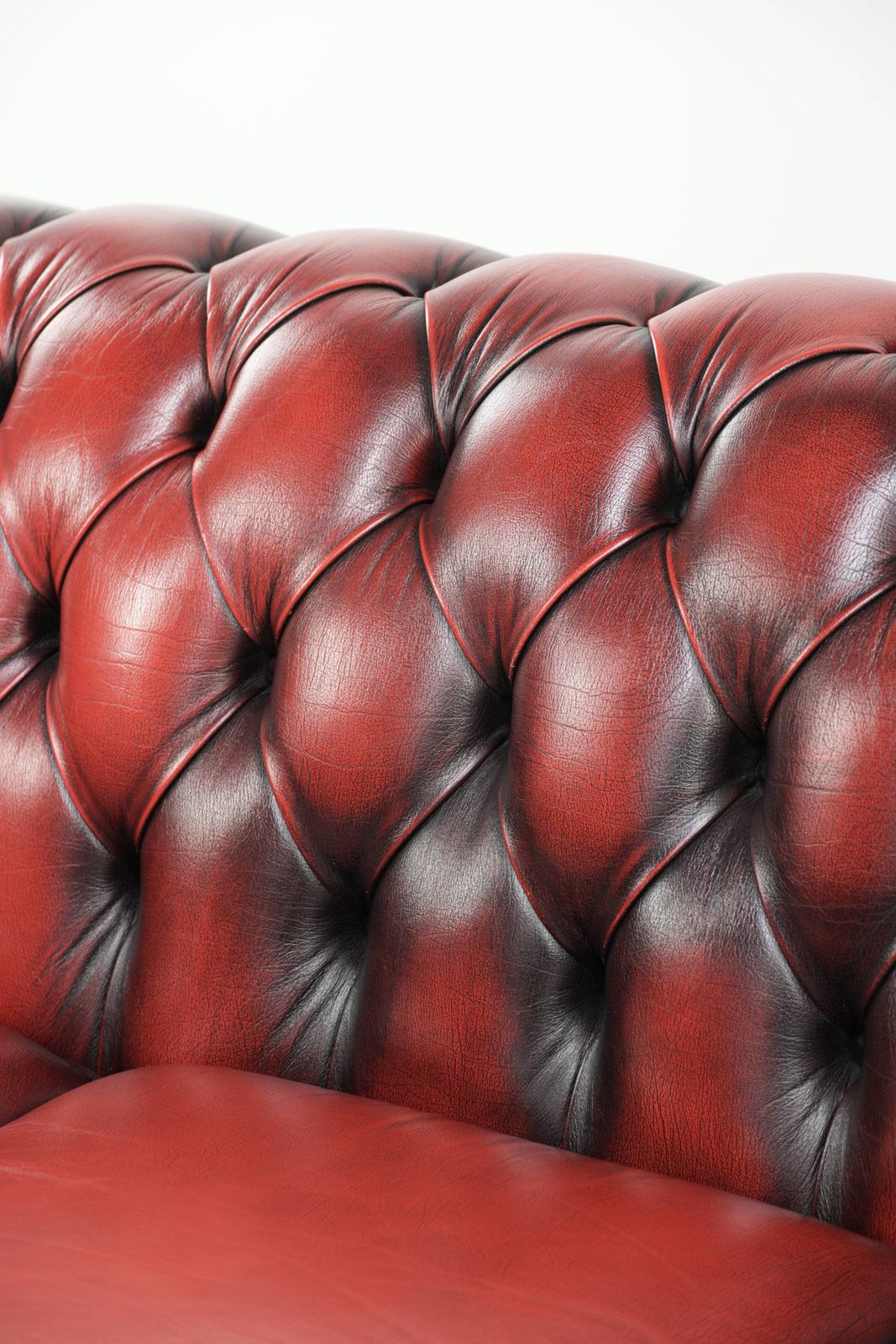 photo vintage Beautiful English Chesterfield 2.5/3 Seater Sofa Made Of Cow Leather In A Luxurious Red Color.