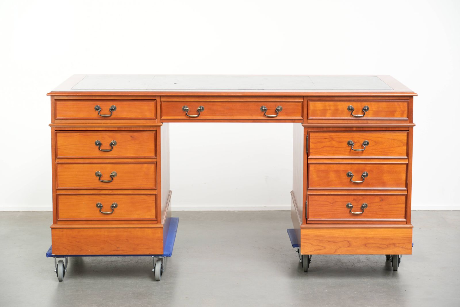 Groot klassiek houten bureau in Engelse stijl met 4 lades en blauw lederen blad photo furniture