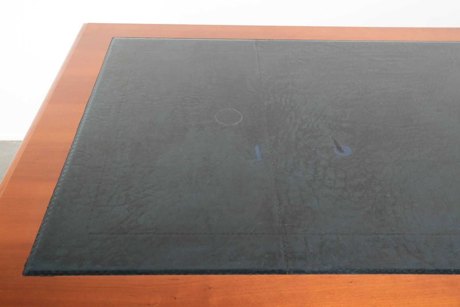 Groot klassiek houten bureau in Engelse stijl met 4 lades en blauw lederen blad photo buy