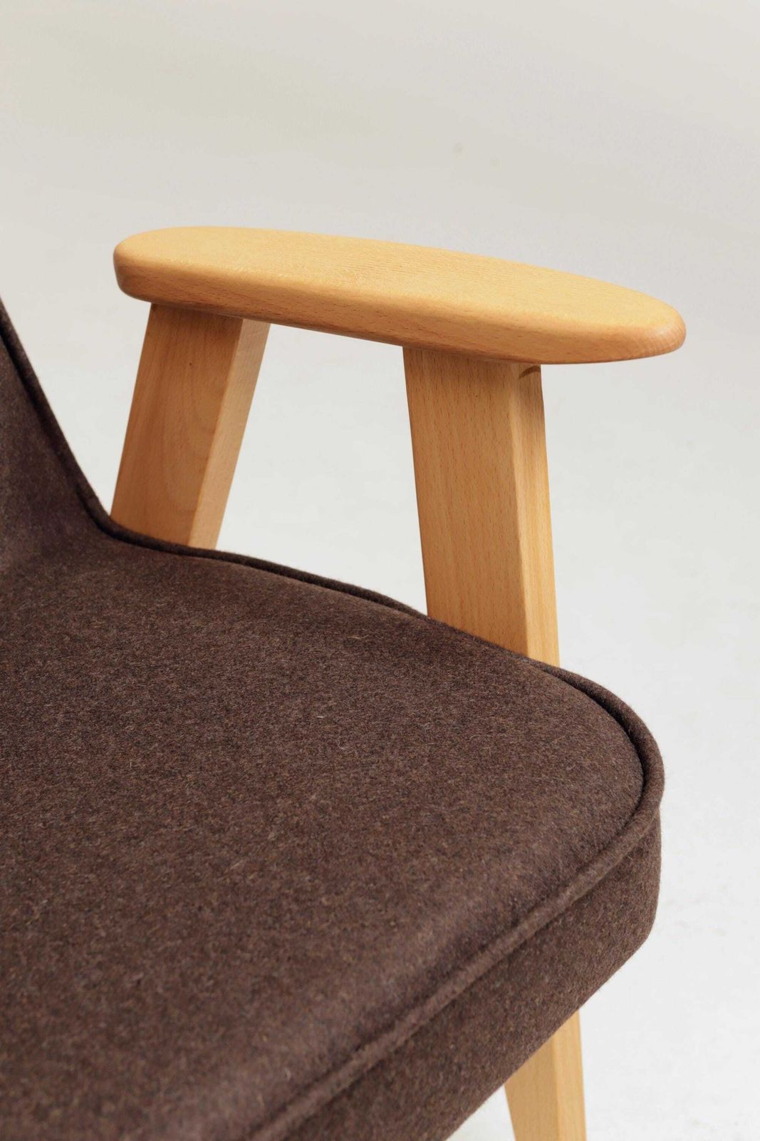 photo furniture Lounge Chair Retro Stijl Cacao Wollen Bekleding Naturel Beukenhout