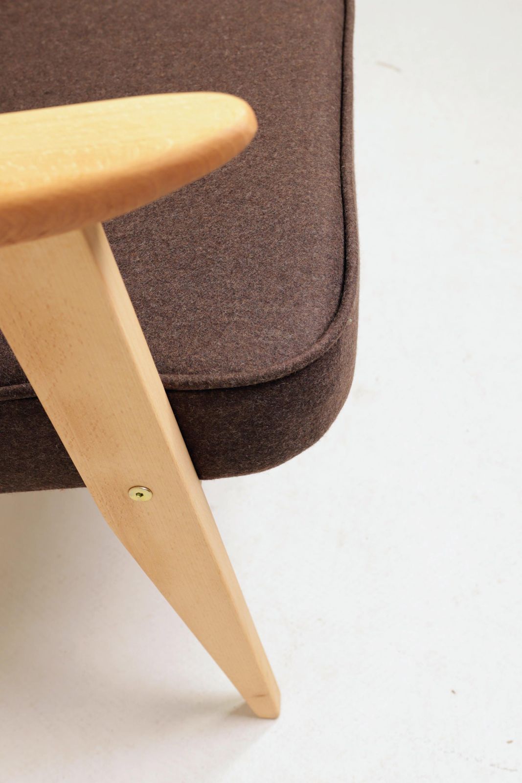 415.0 Lounge Chair Retro Stijl Cacao Wollen Bekleding Naturel Beukenhout photo