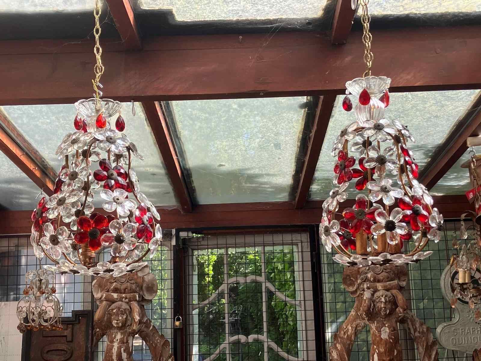 photo vinterior Pair Of Pretty Teardrop Shape Chandeliers By Maison Bagués Of Paris