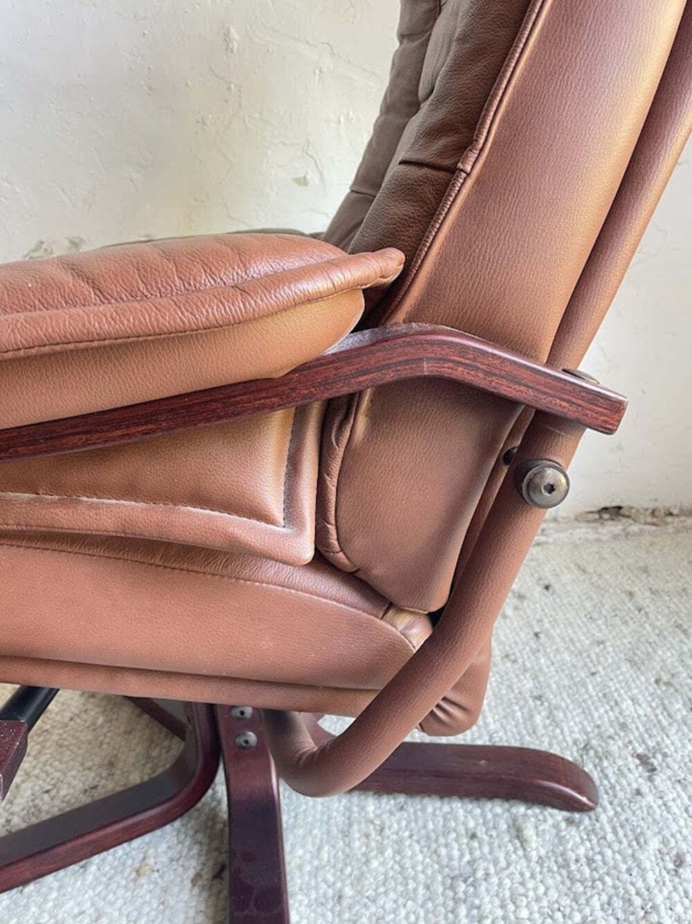 photo vinterior Scandinavische Bruinleren Relaxfauteuil Met Ottoman, Ca. 1990