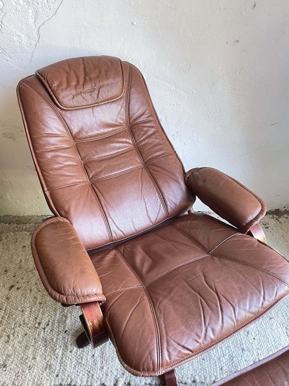 photo vintage Scandinavian Brown Leather Recliner Lounge Chair With Ottoman, Circa 1990
