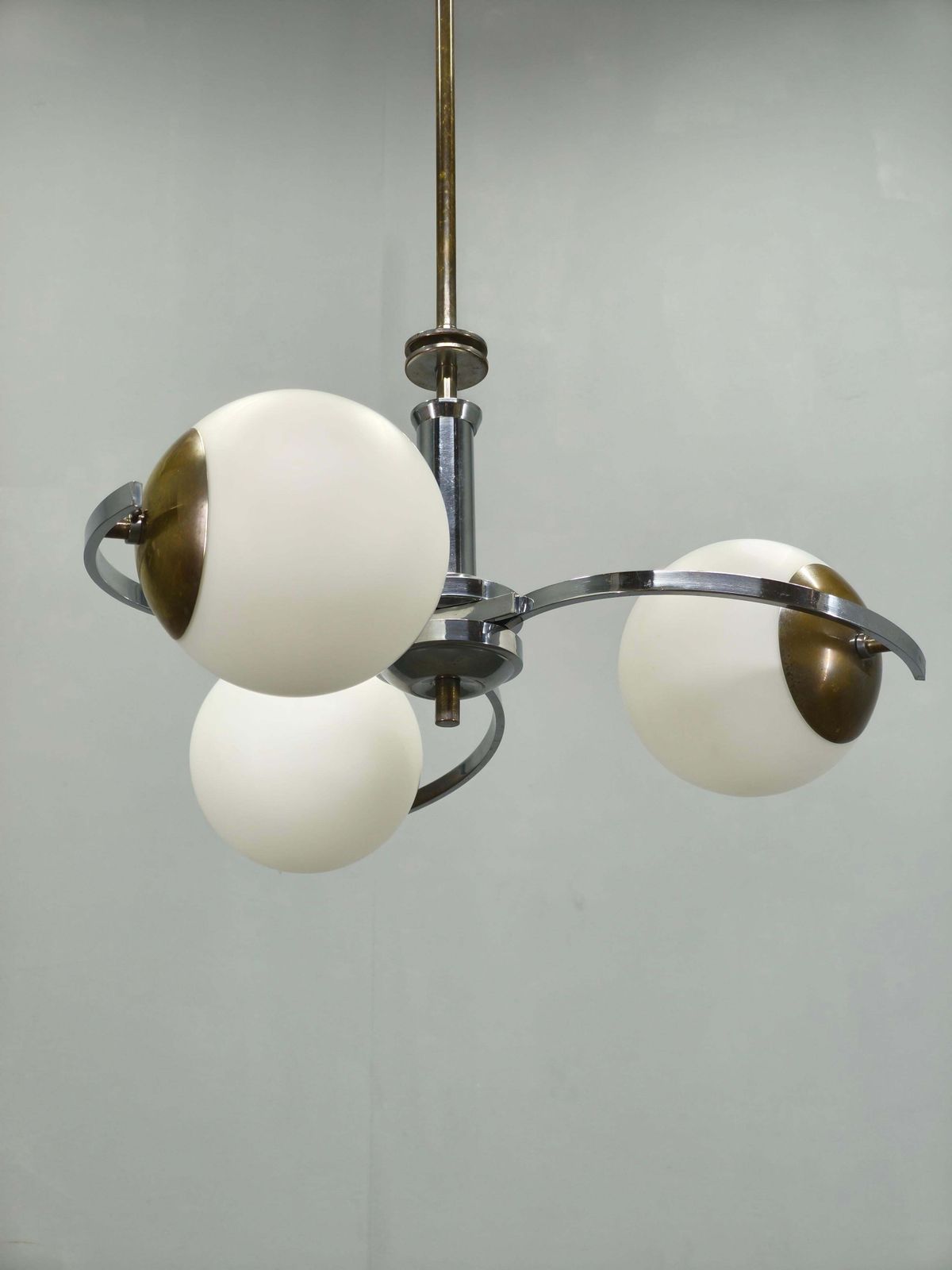 Lustre Art Déco tchèque en chrome et verre opalin, années 1930 photo Luminaires
