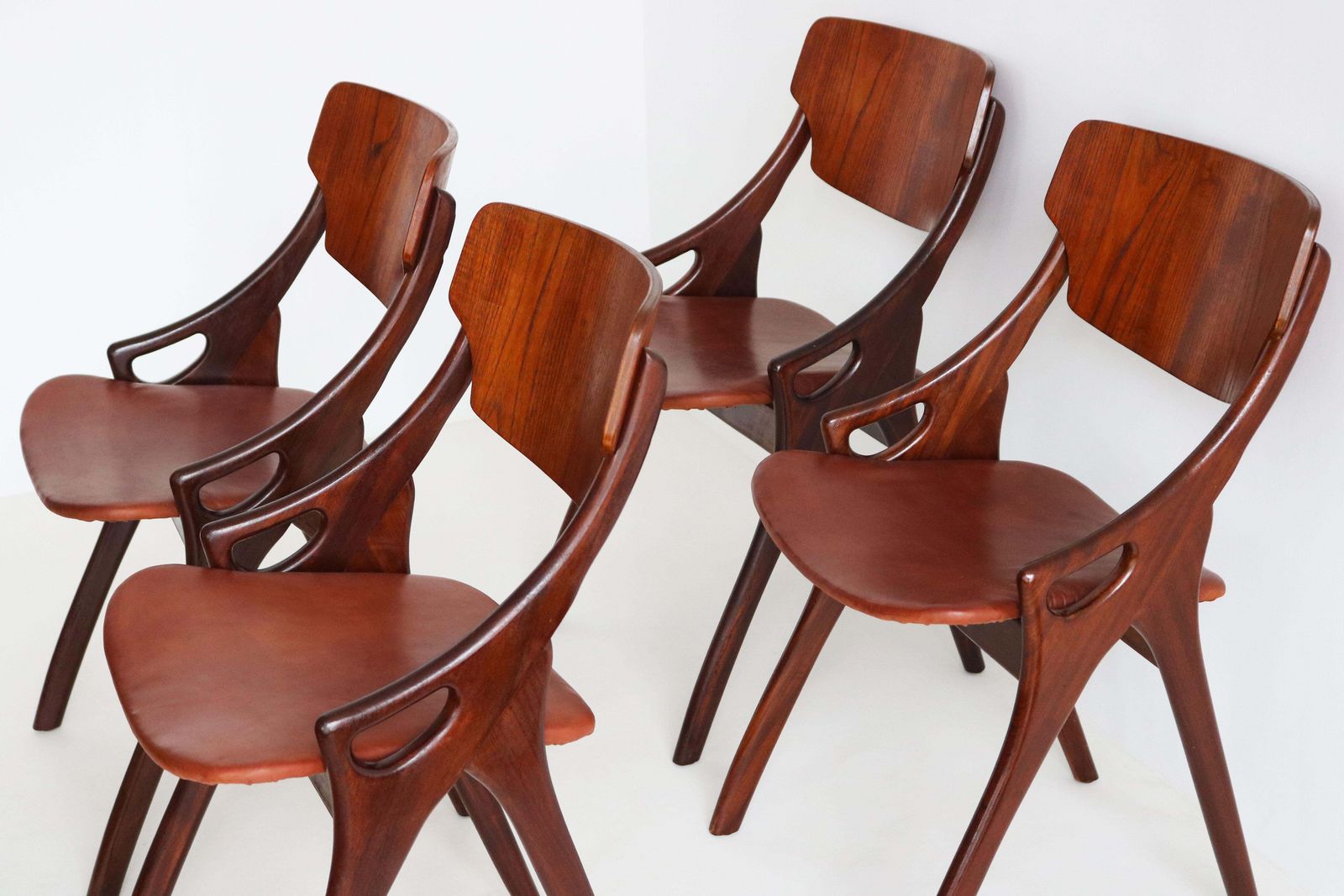 Ensemble de 4 chaises de salle à manger de style danois, par Arne Hovmand Olsen, 1950, pour Mogenskold photo Mobilier