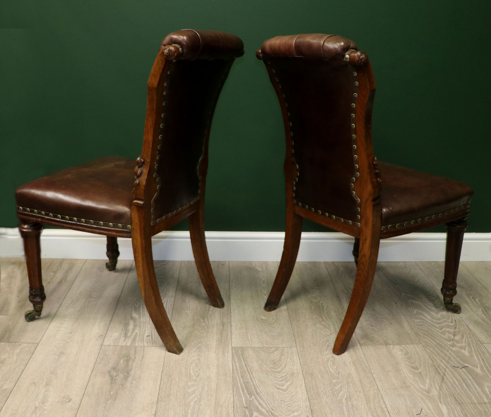 An Absolutely Lovely Pair Of Oak Framed & Leather Side Chairs In Excellent Condition. photo vinterior