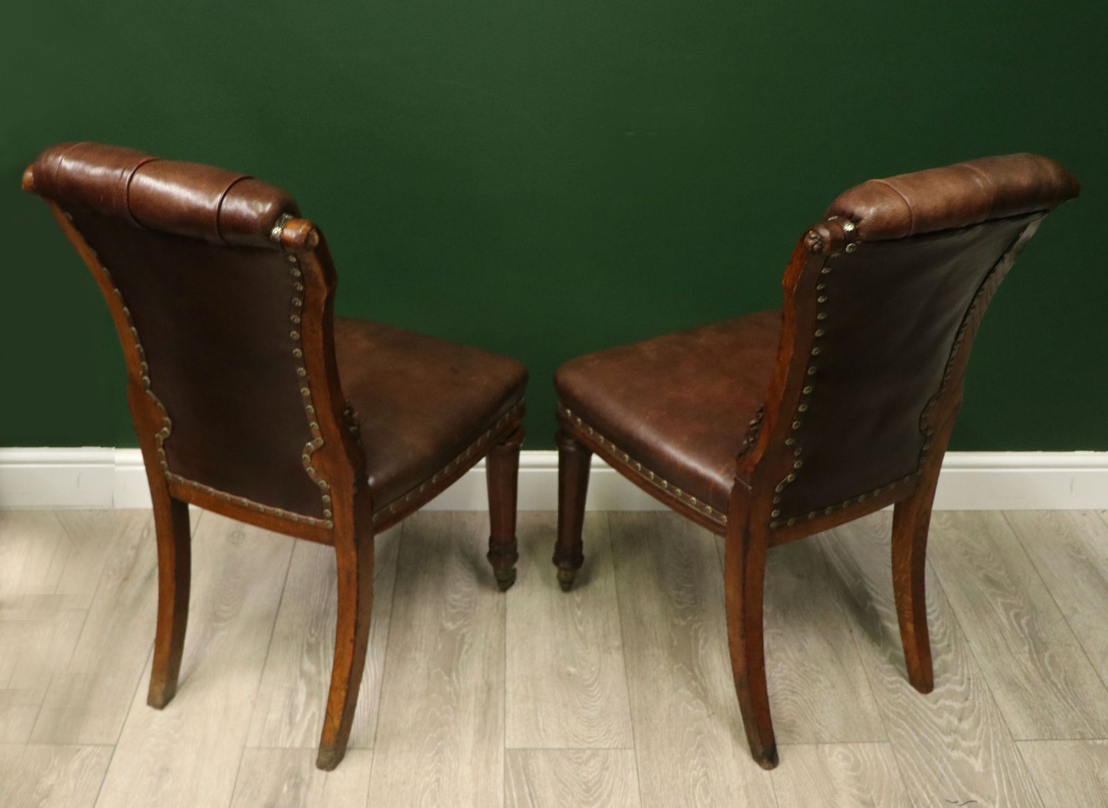An Absolutely Lovely Pair Of Oak Framed & Leather Side Chairs In Excellent Condition. photo vintage