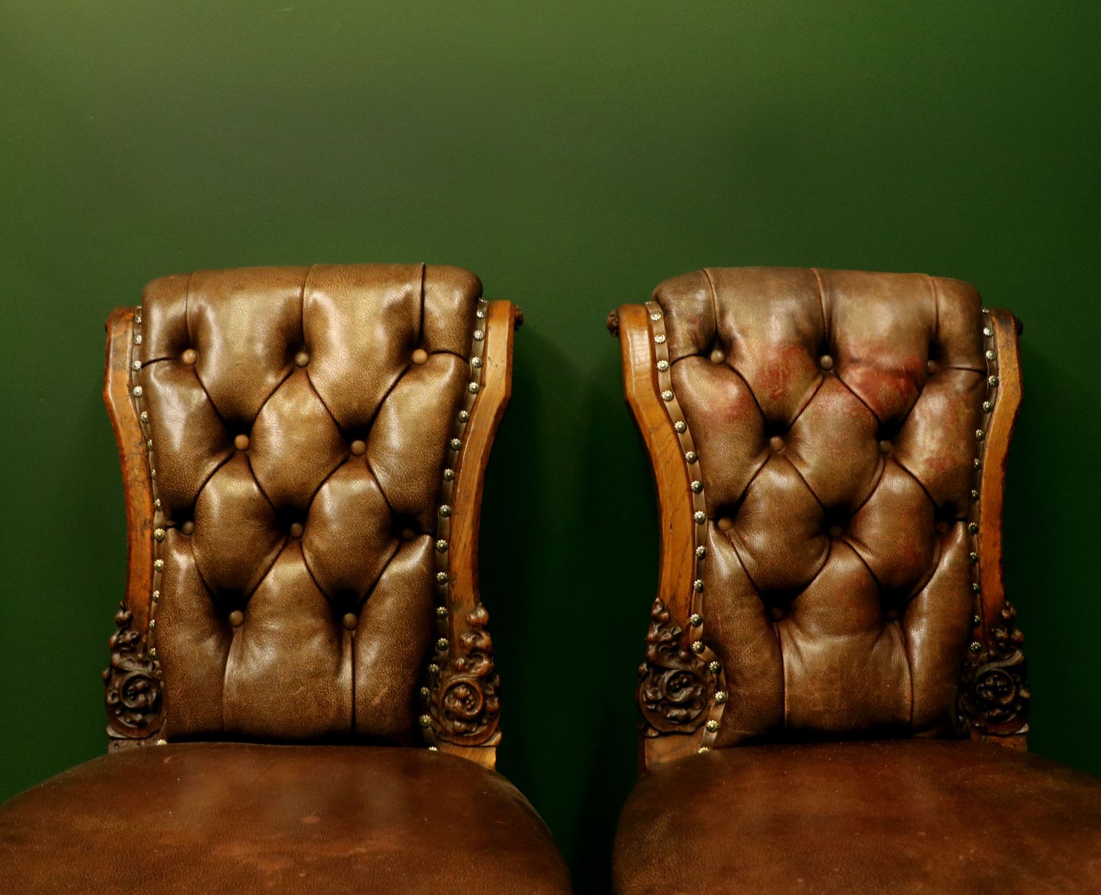 595.0 An Absolutely Lovely Pair Of Oak Framed & Leather Side Chairs In Excellent Condition. photo