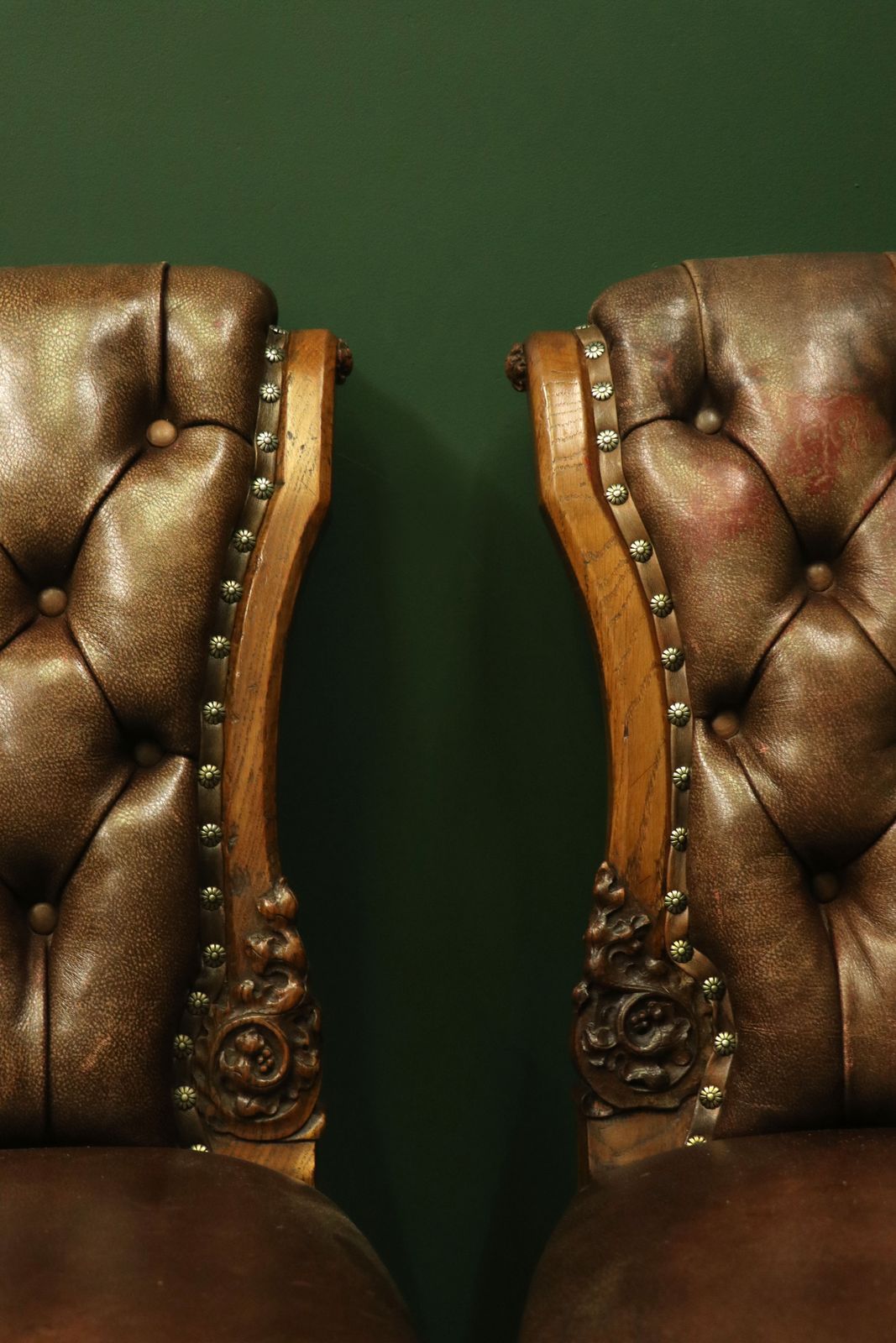photo vinterior An Absolutely Lovely Pair Of Oak Framed & Leather Side Chairs In Excellent Condition.