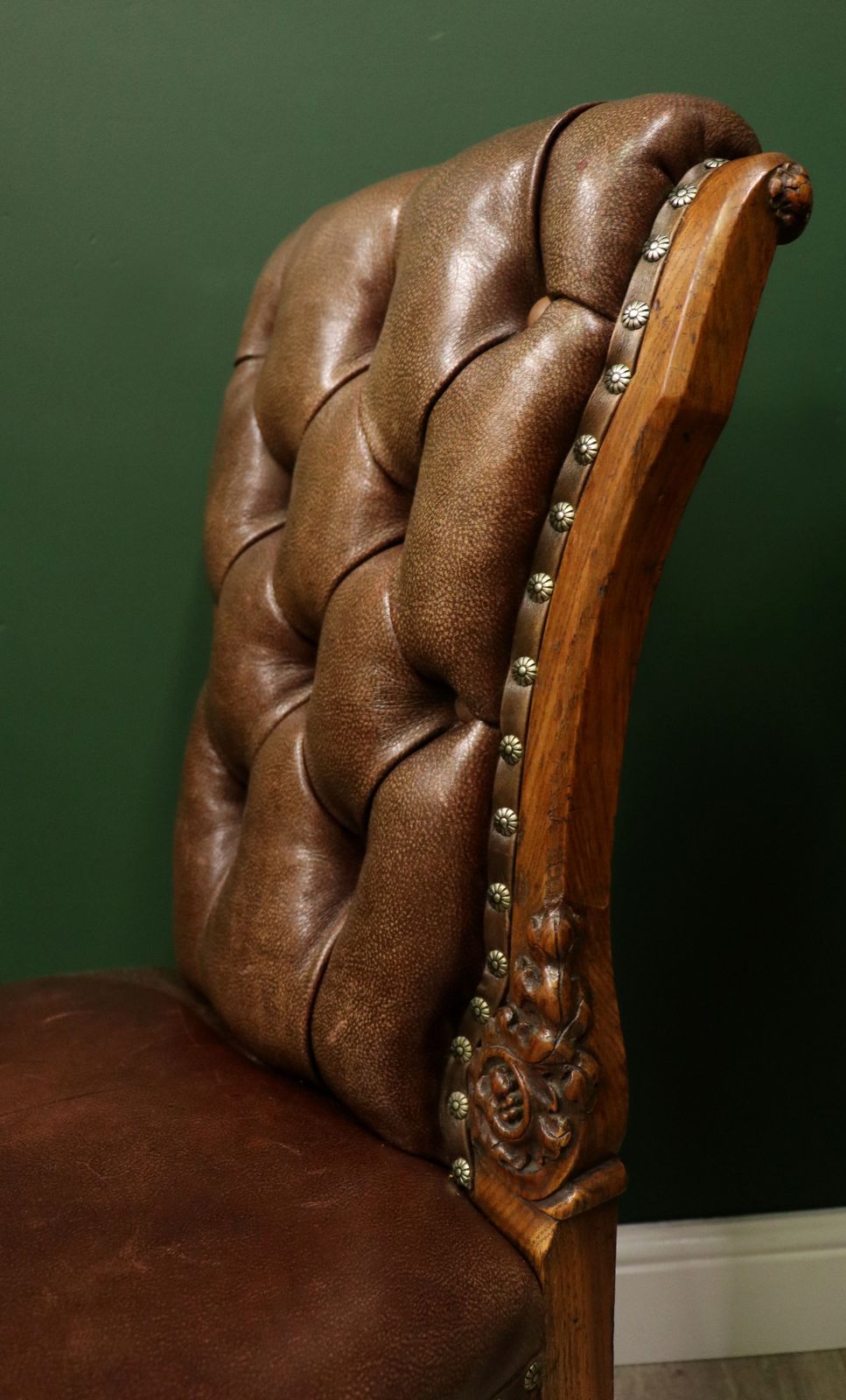 photo vintage An Absolutely Lovely Pair Of Oak Framed & Leather Side Chairs In Excellent Condition.