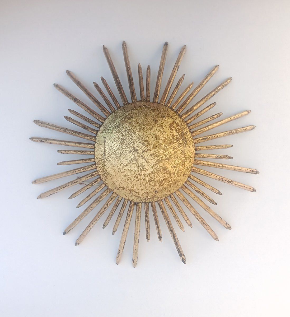 Kleine Spaanse vergulde metalen sunburst wandlamp of armatuur met bladgoud, ca. jaren 1960