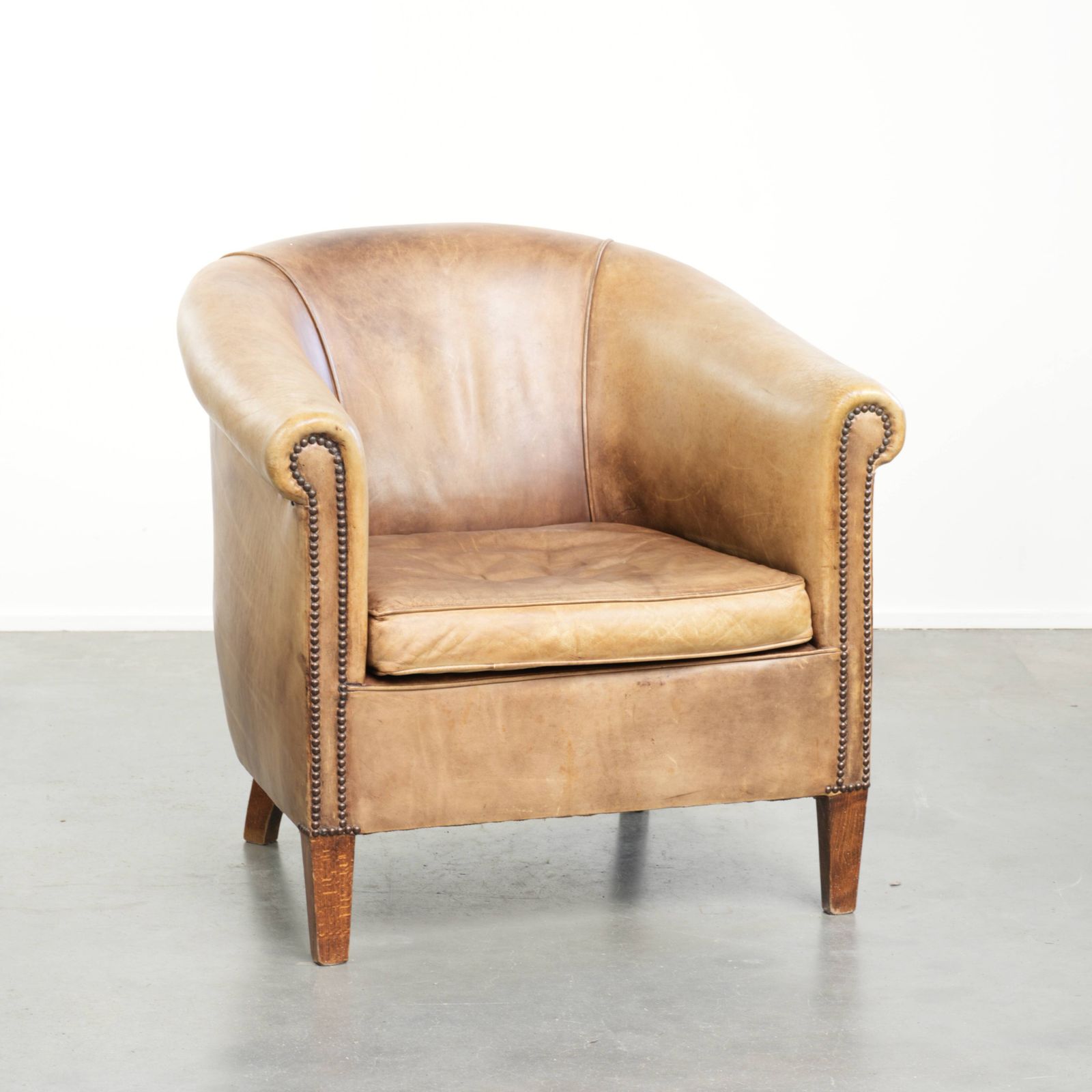 Karaktervolle Vintage Engelse Stijl Clubfauteuil In Koeienhuid Leer Met Een Mooi Licht Kleurenschema