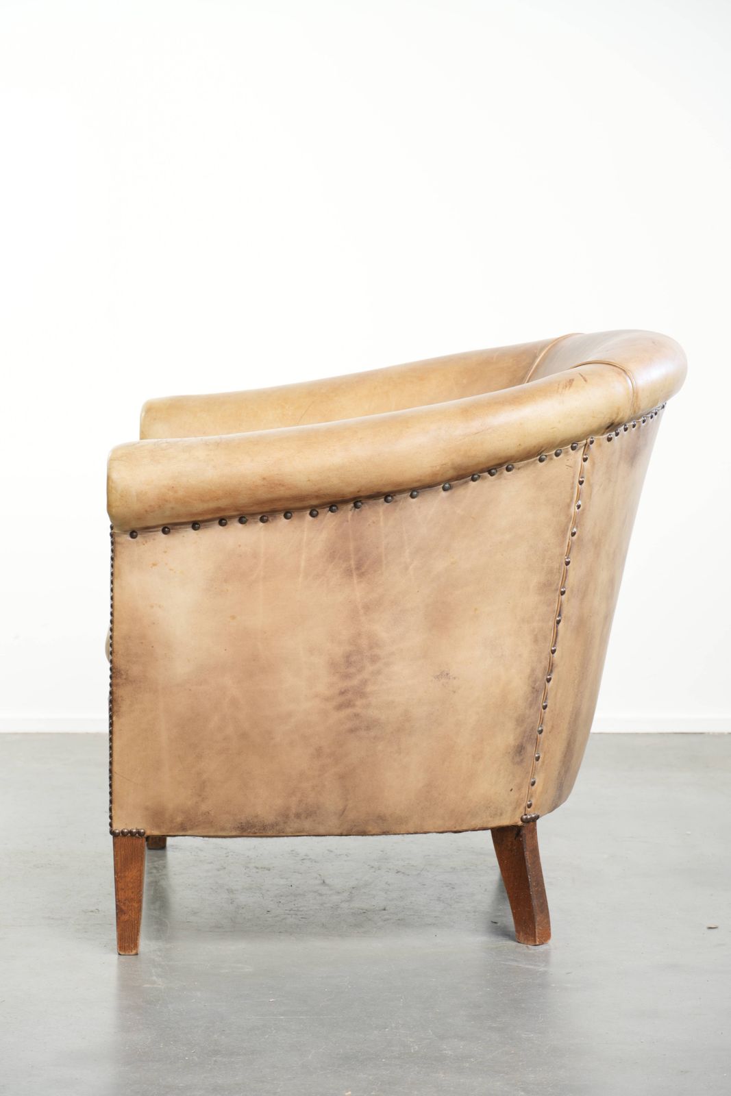 Karaktervolle Vintage Engelse Stijl Clubfauteuil In Koeienhuid Leer Met Een Mooi Licht Kleurenschema photo 883.0