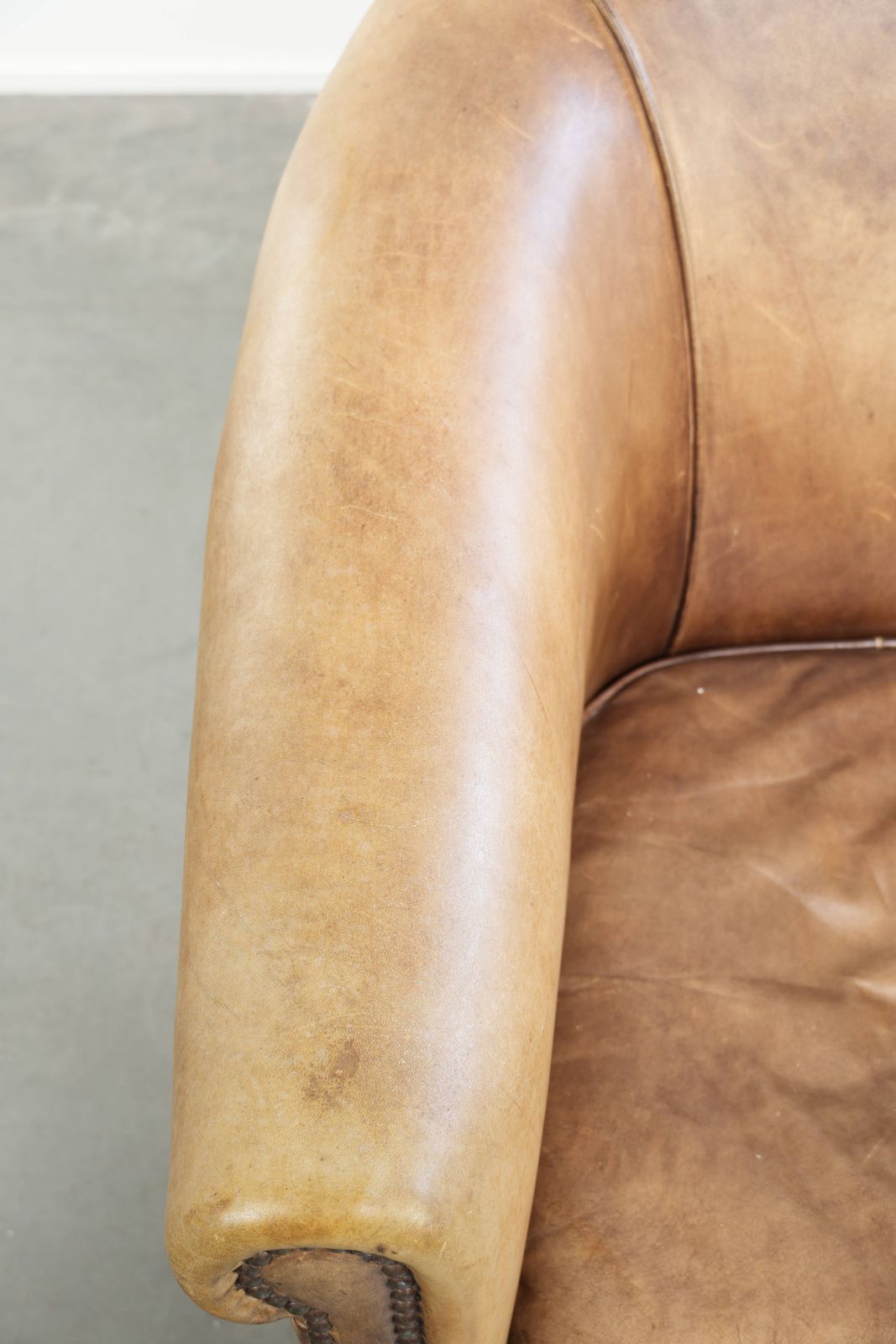 Karaktervolle Vintage Engelse Stijl Clubfauteuil In Koeienhuid Leer Met Een Mooi Licht Kleurenschema photo buy