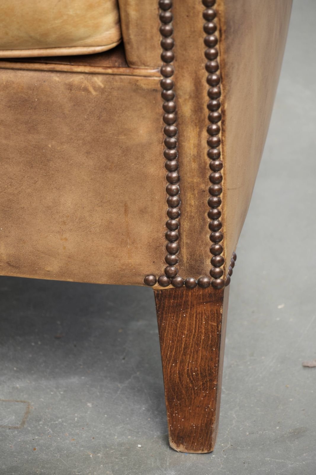 photo buy Karaktervolle Vintage Engelse Stijl Clubfauteuil In Koeienhuid Leer Met Een Mooi Licht Kleurenschema