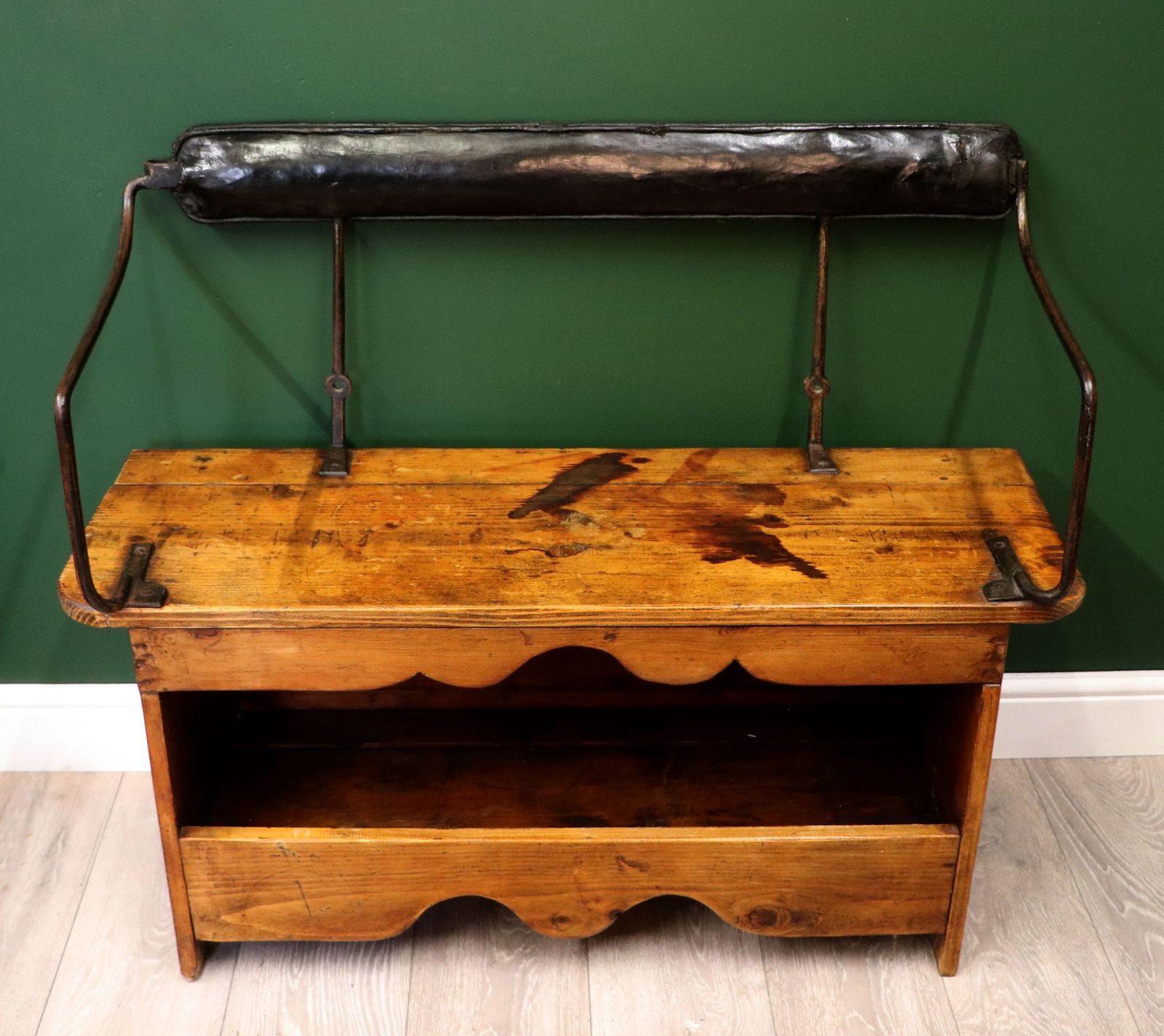 A Great Hall Seat With A Novel Twist!