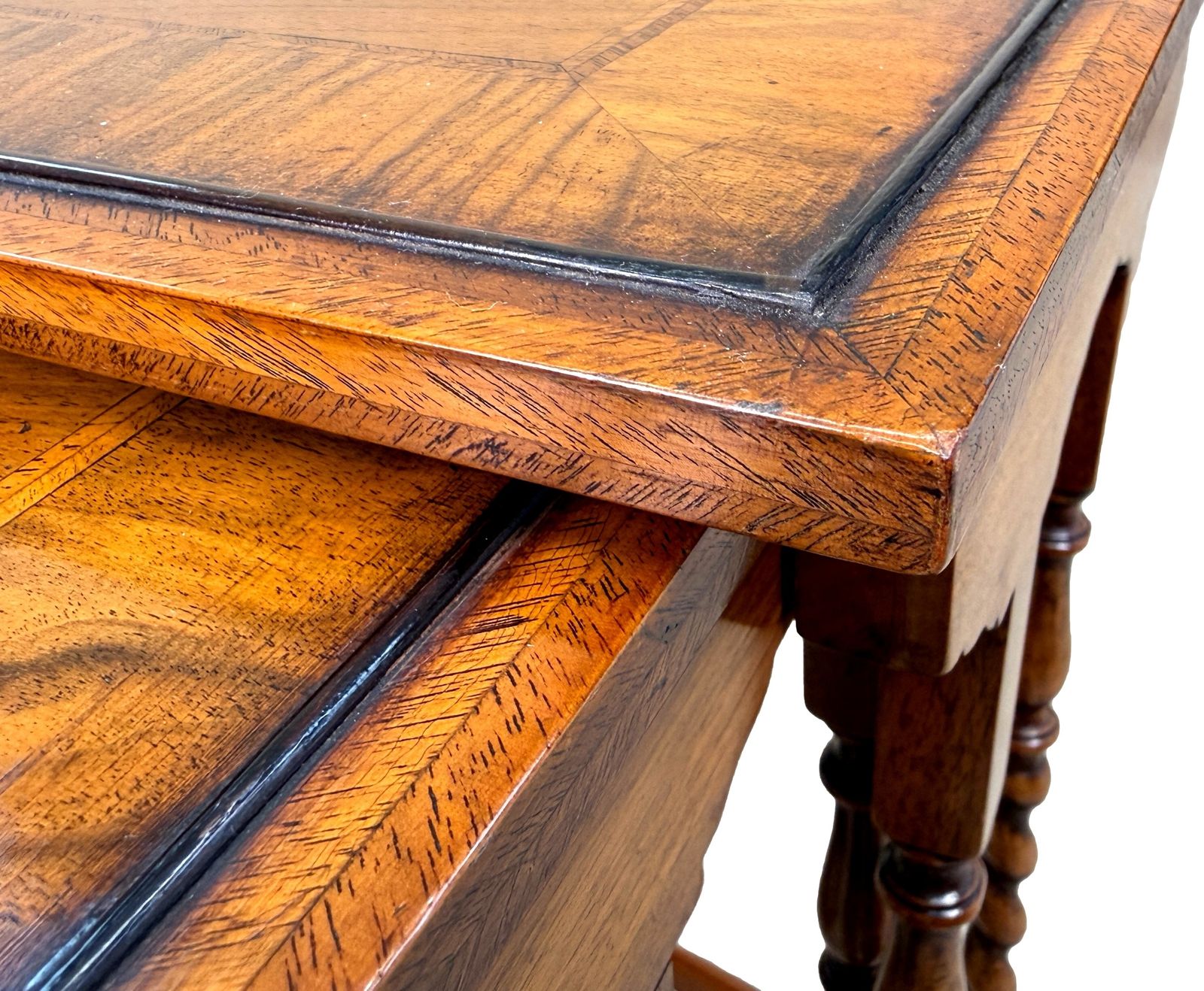 Quartetto nesteltafels, set van vier walnoten salontafels, begin 20e eeuw (Engeland, ca. 1920) photo furniture