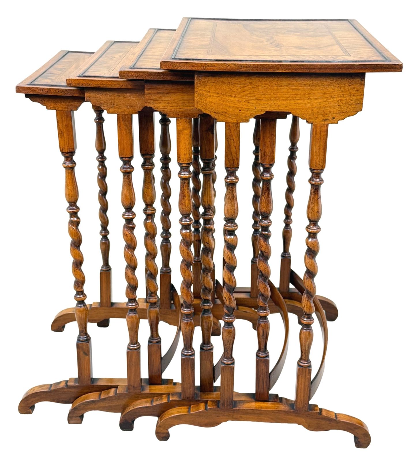 Quartetto nesteltafels, set van vier walnoten salontafels, begin 20e eeuw (Engeland, ca. 1920) photo for sale