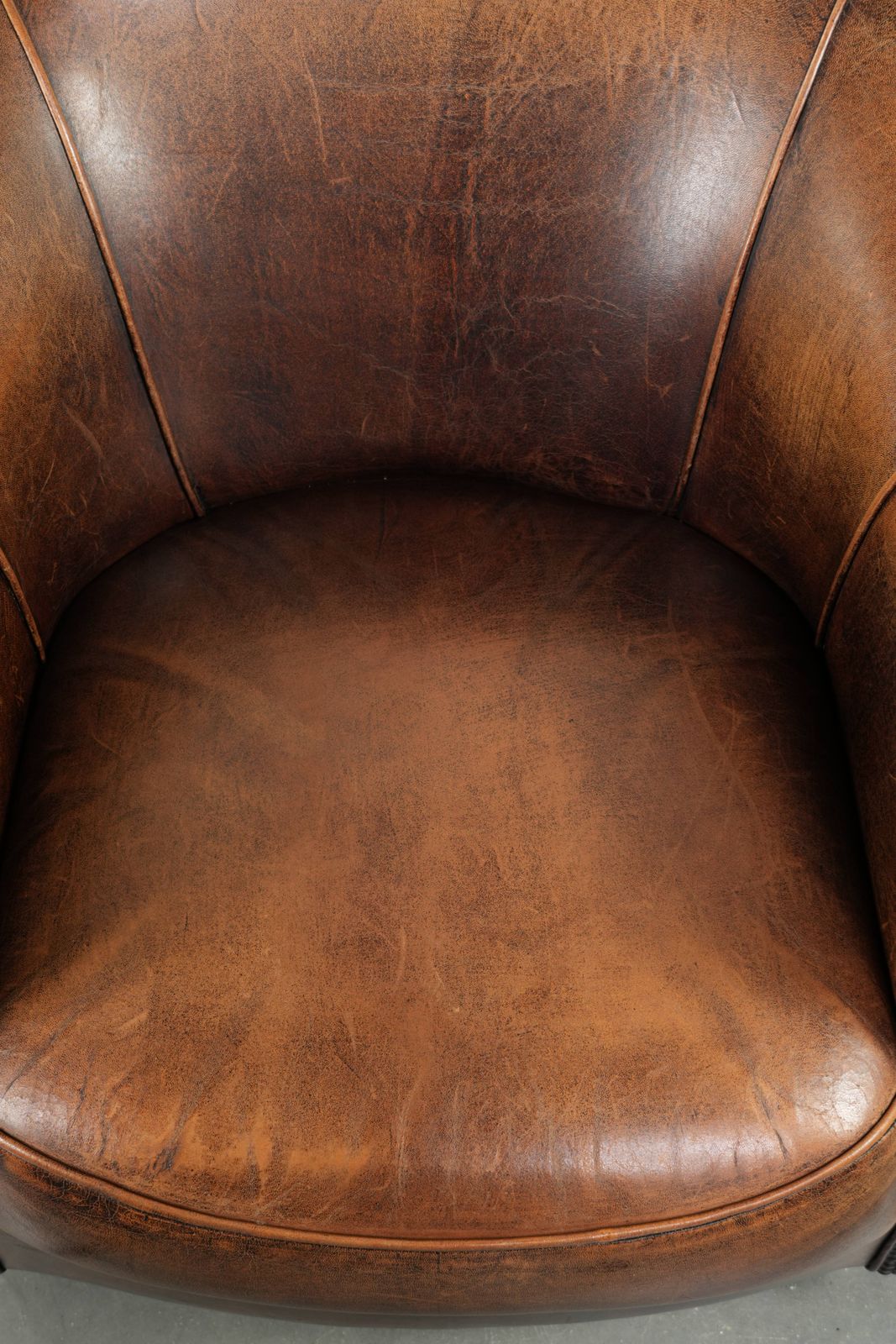 Karaktervolle En Comfortabele Club Fauteuil Van Schapenvacht Met Vaste Zitkussen En Mooie Kleuren photo vinterior