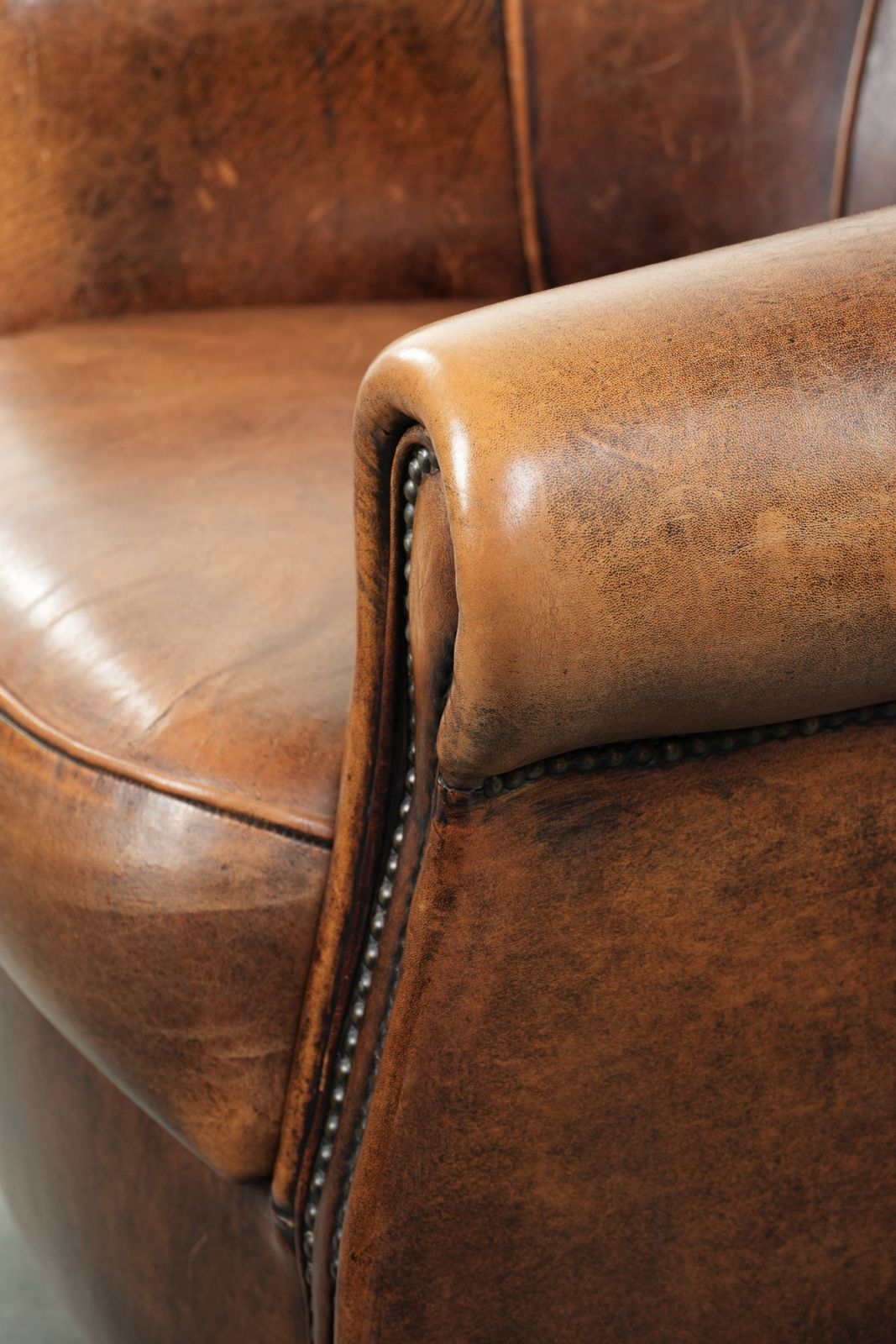 934.0 Karaktervolle En Comfortabele Club Fauteuil Van Schapenvacht Met Vaste Zitkussen En Mooie Kleuren photo
