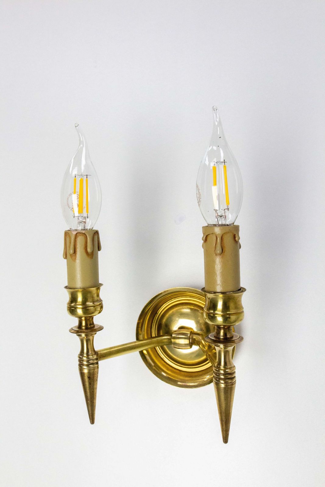 Frans paar dubbele wandkandelaars in messing, Louis XVI of neoklassieke stijl, ca. 1960 photo Verlichting