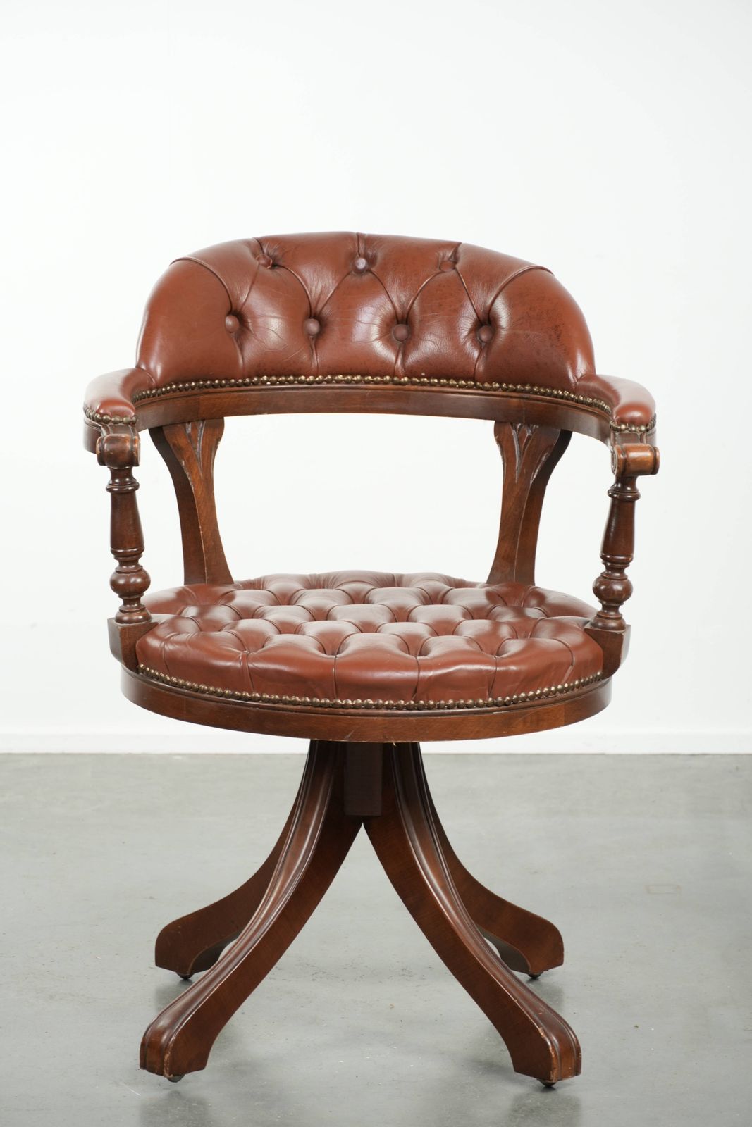 Draaibare Chesterfield Bureaustoel in Engelse Stijl, Koeienhuid, Bruin photo furniture