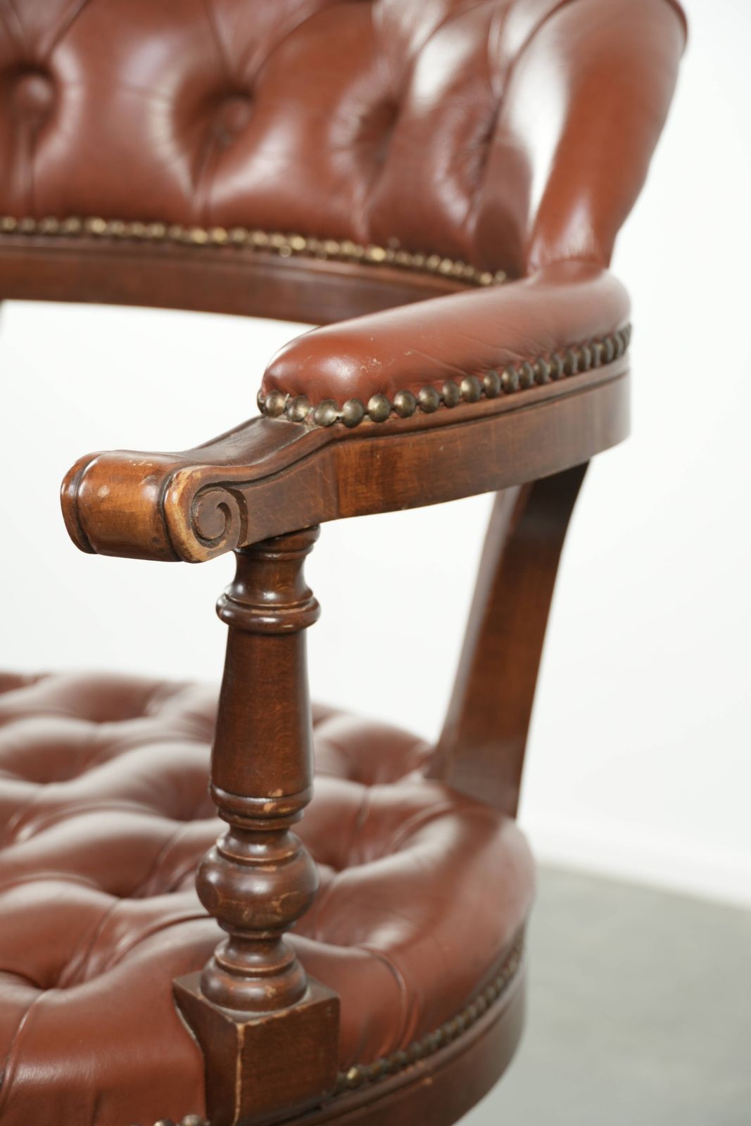 591.0 Swivel English Style Cowhide Chesterfield Office Chair In A Beautiful Brown Color photo