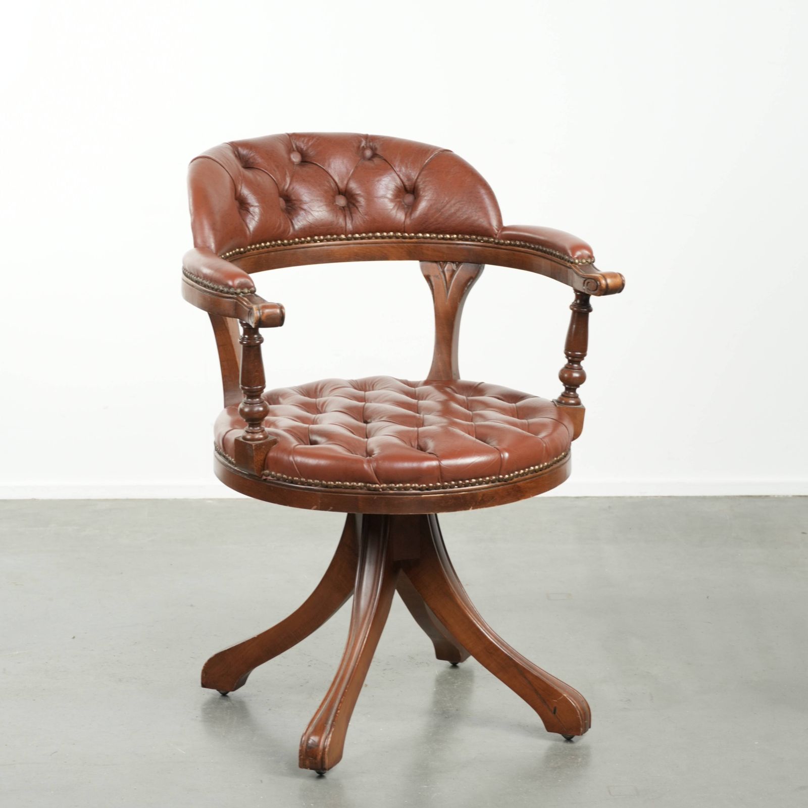 Engelse Stijl Draaifauteuil Voor Kantoor In Chesterfield Uitvoering, Rundleer, Bruin
