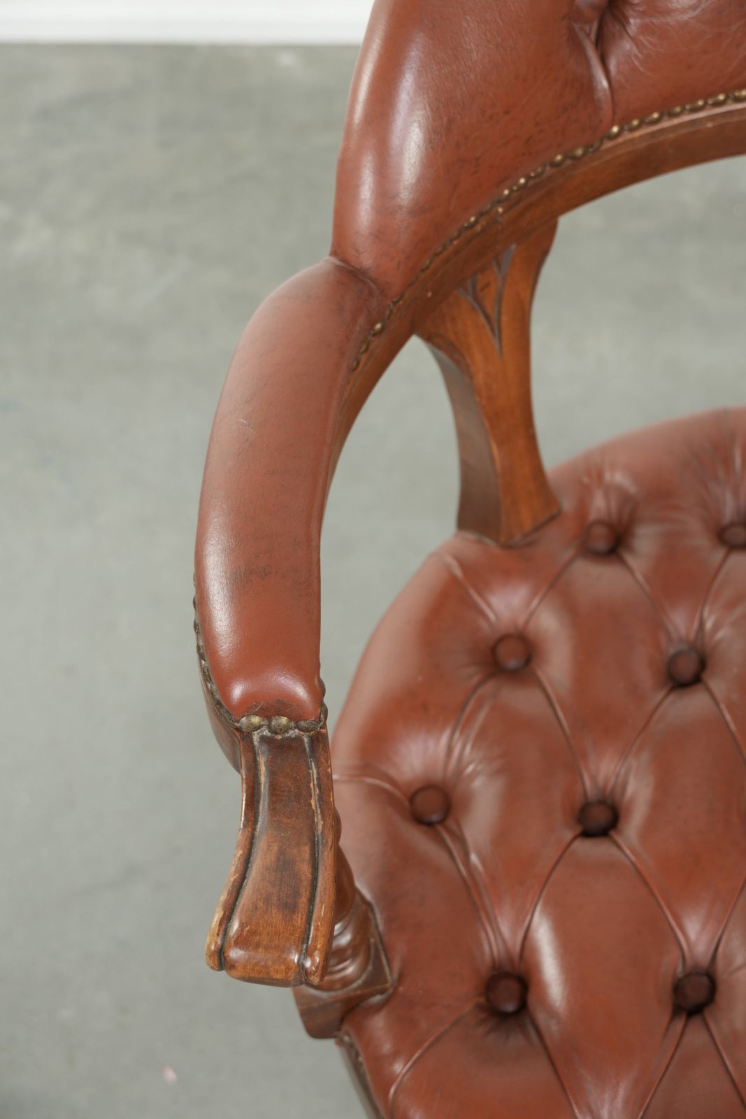 Engelse stijl rundleren draaifauteuil Chesterfield bureaustoel in mooie bruine kleur photo buy