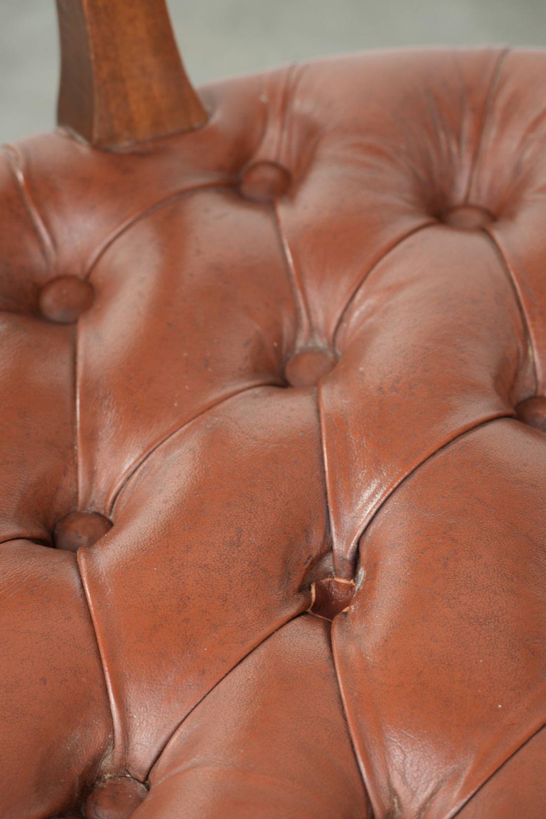 photo vinterior English Style Cowhide Leather Swivel Chesterfield Office Chair In A Beautiful Brown Color