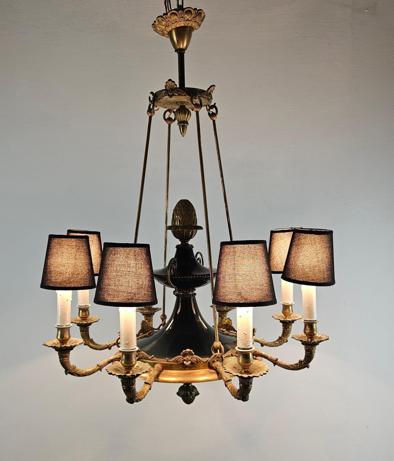 photo vintage Large Italian Empire Style Chandelier With Tôle And Gilt Bronze Details, 1940s
