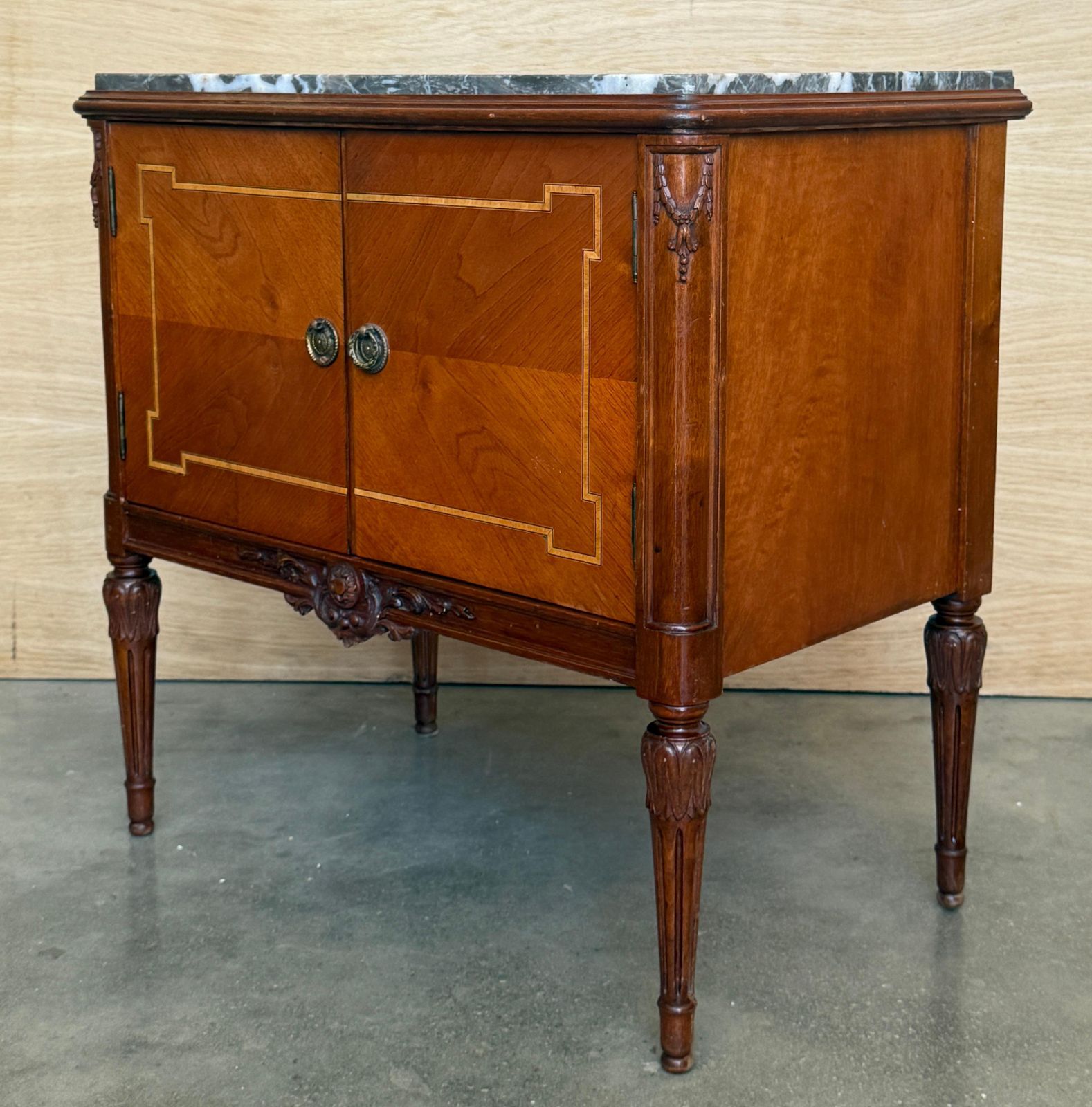 Paire de cabinets français, plateaux en marbre photo vinterior
