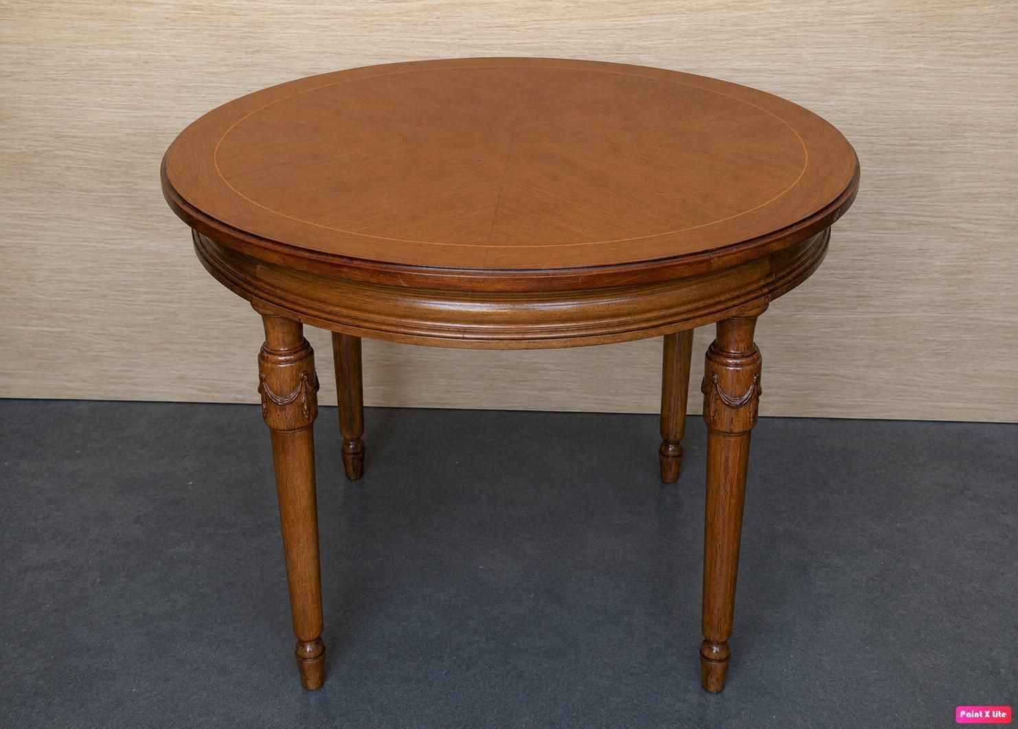 Paire de tables rondes classiques en bois de noyer, pieds sculptés photo furniture