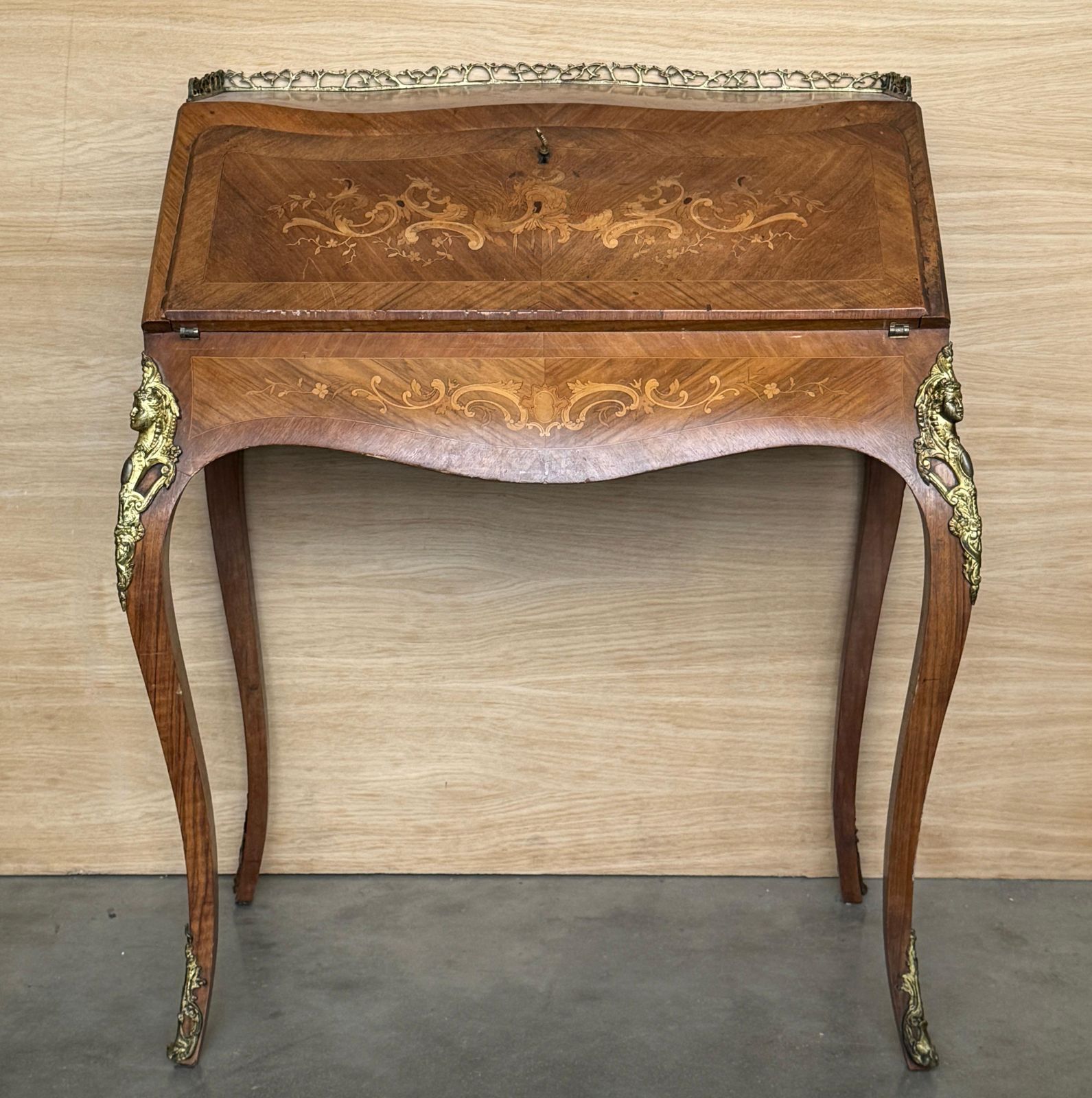 Secrétaire français à abattant, surface d'écriture et tiroirs intérieurs photo furniture