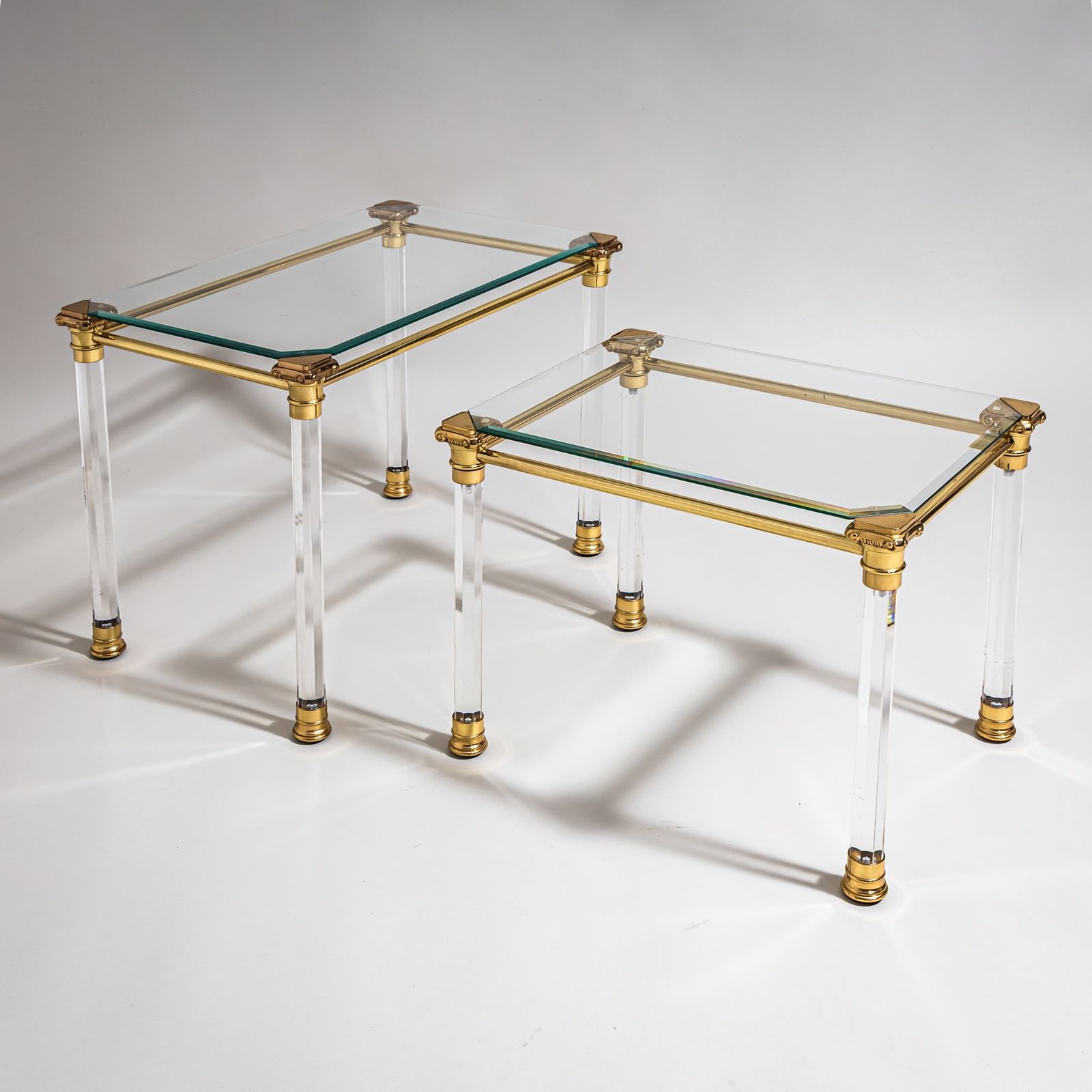 Twee salontafels in plexiglas en messing, vermoedelijk Italië, eind 20e eeuw