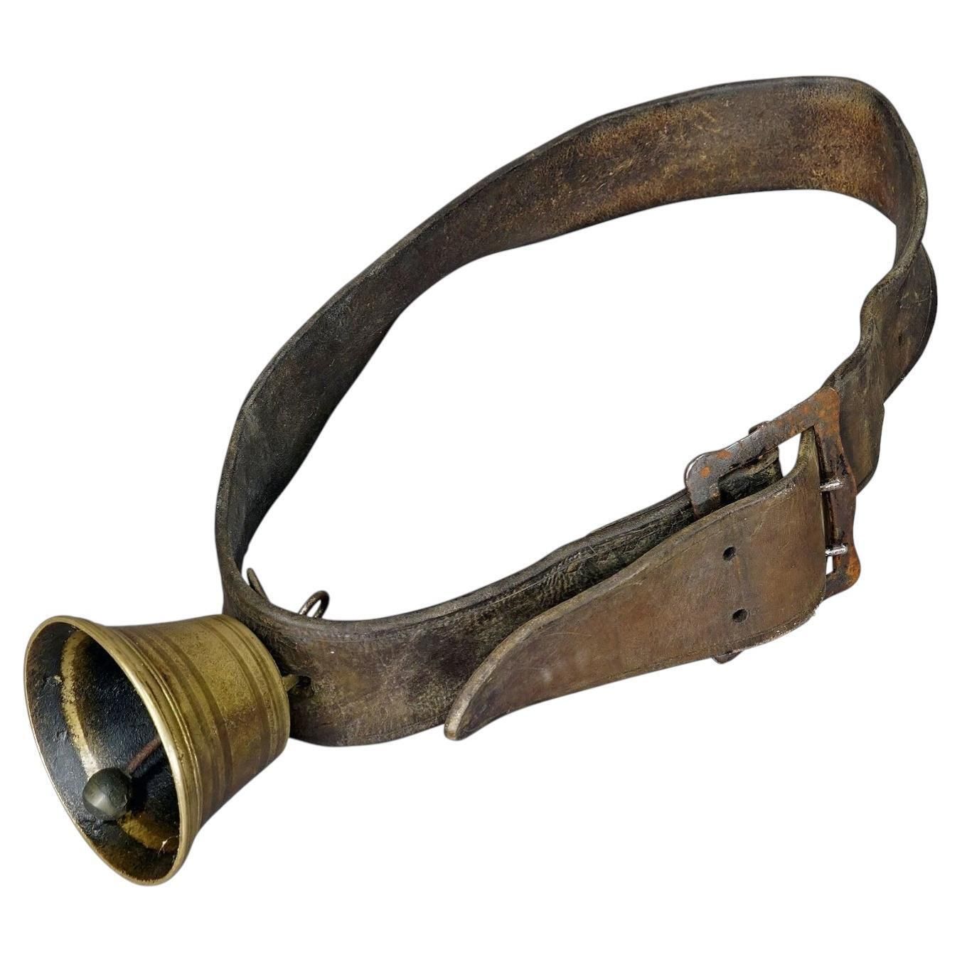 Antiek gegoten bronzen koebel, gemaakt in Zwitserland, ca. 1900