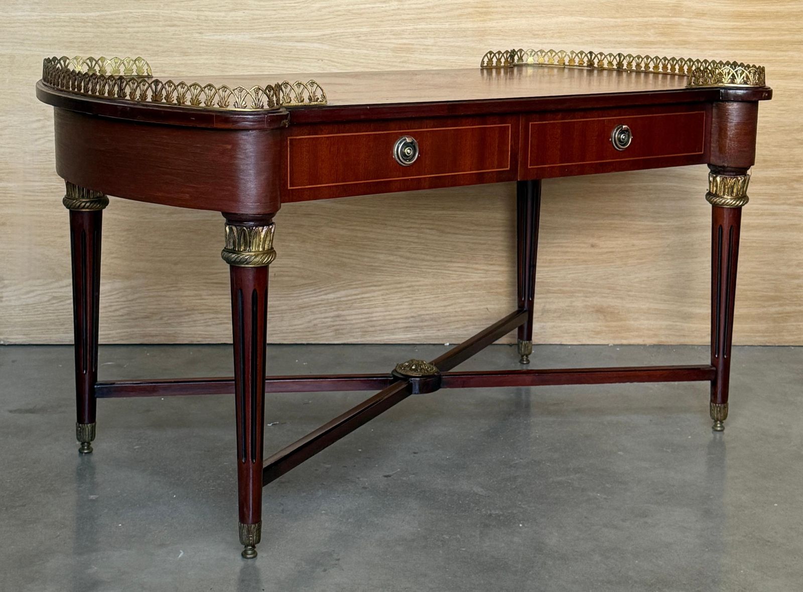 Table basse néoclassique d'époque en acajou, galerie en bronze doré photo 2050.0