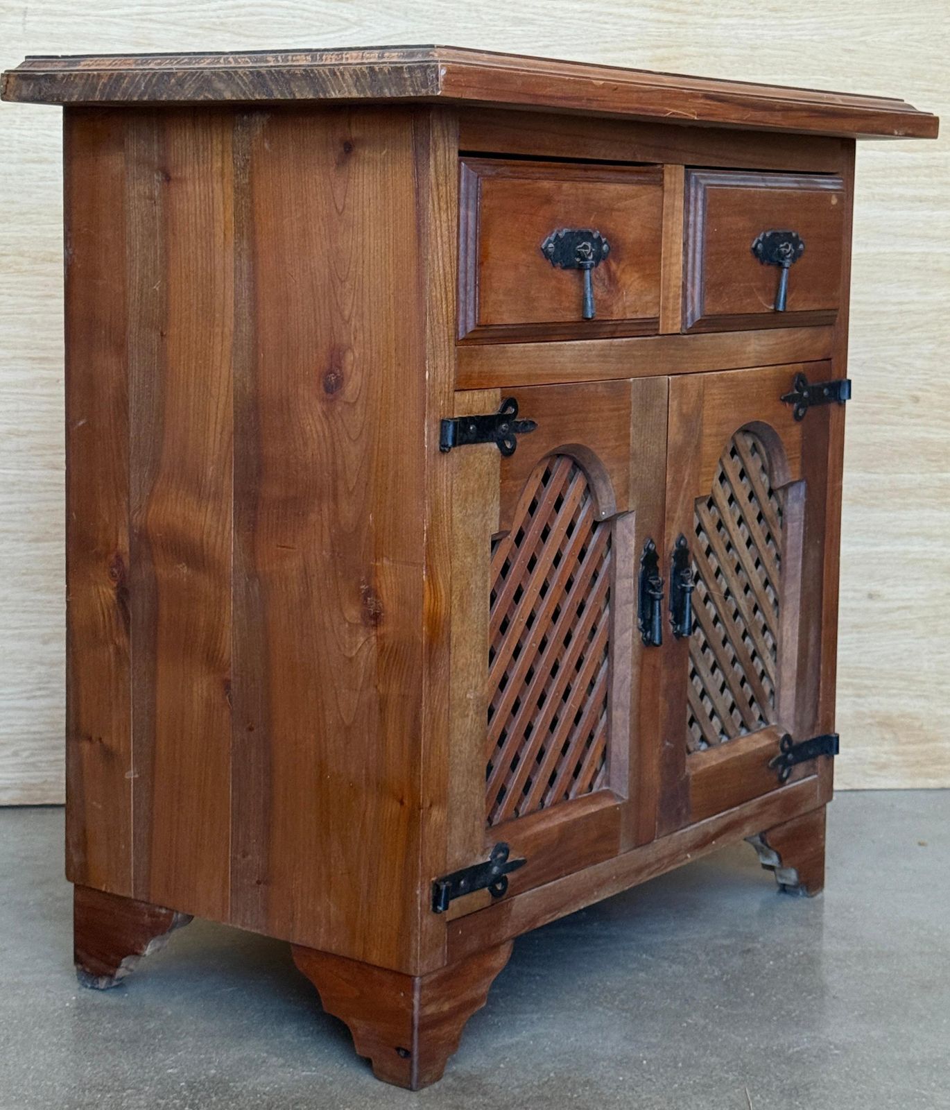 Paire de tables de chevet d'époque rustiques en bois massif avec détails en fer forgé photo for sale